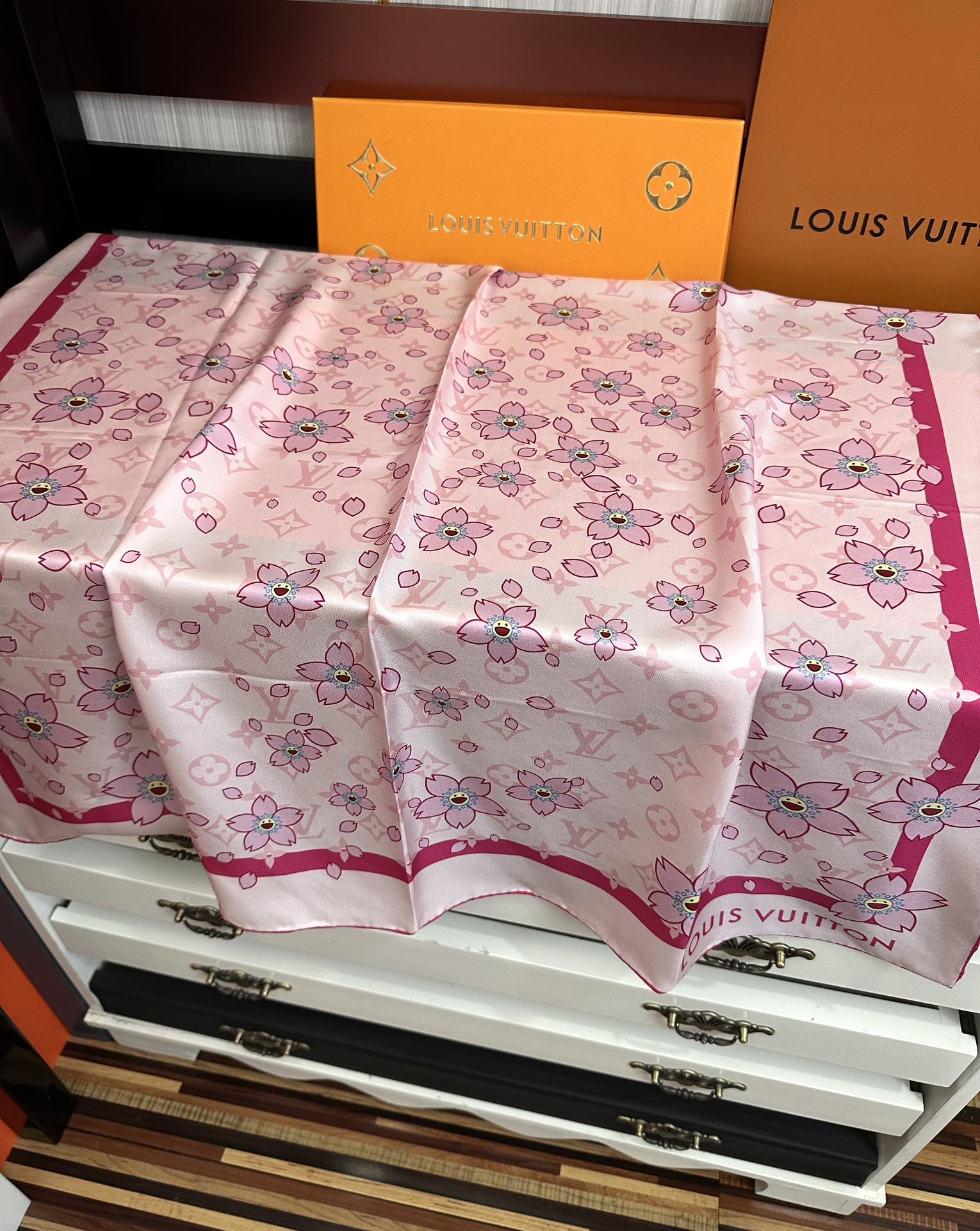 。高版本 LV官网同步【双面同色】太阳🌞花朵系列 太美了[庆祝]“L家”90典藏方巾通过别致的经典色彩向