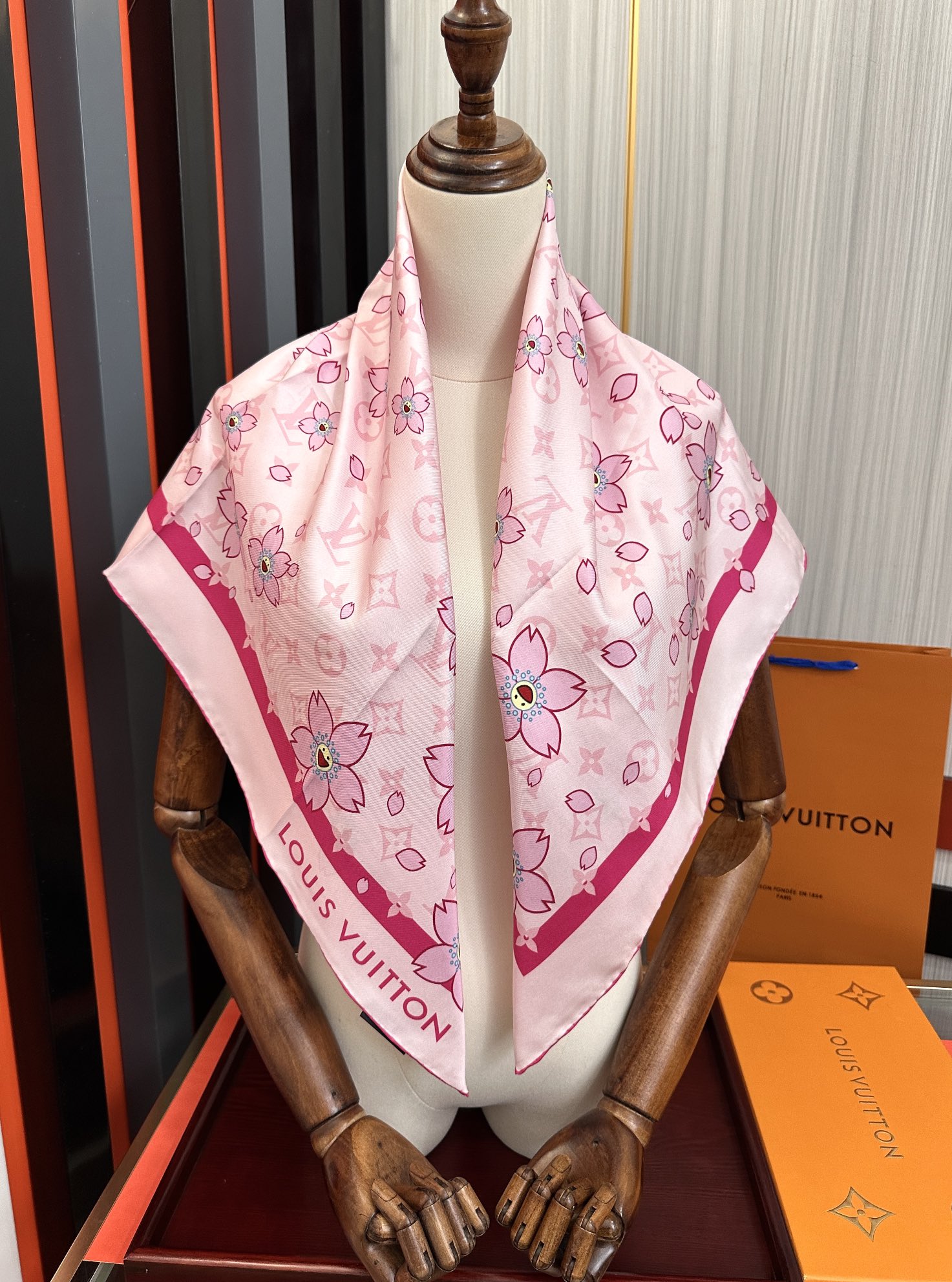 。高版本 LV官网同步【双面同色】太阳🌞花朵系列 太美了[庆祝]“L家”90典藏方巾通过别致的经典色彩向