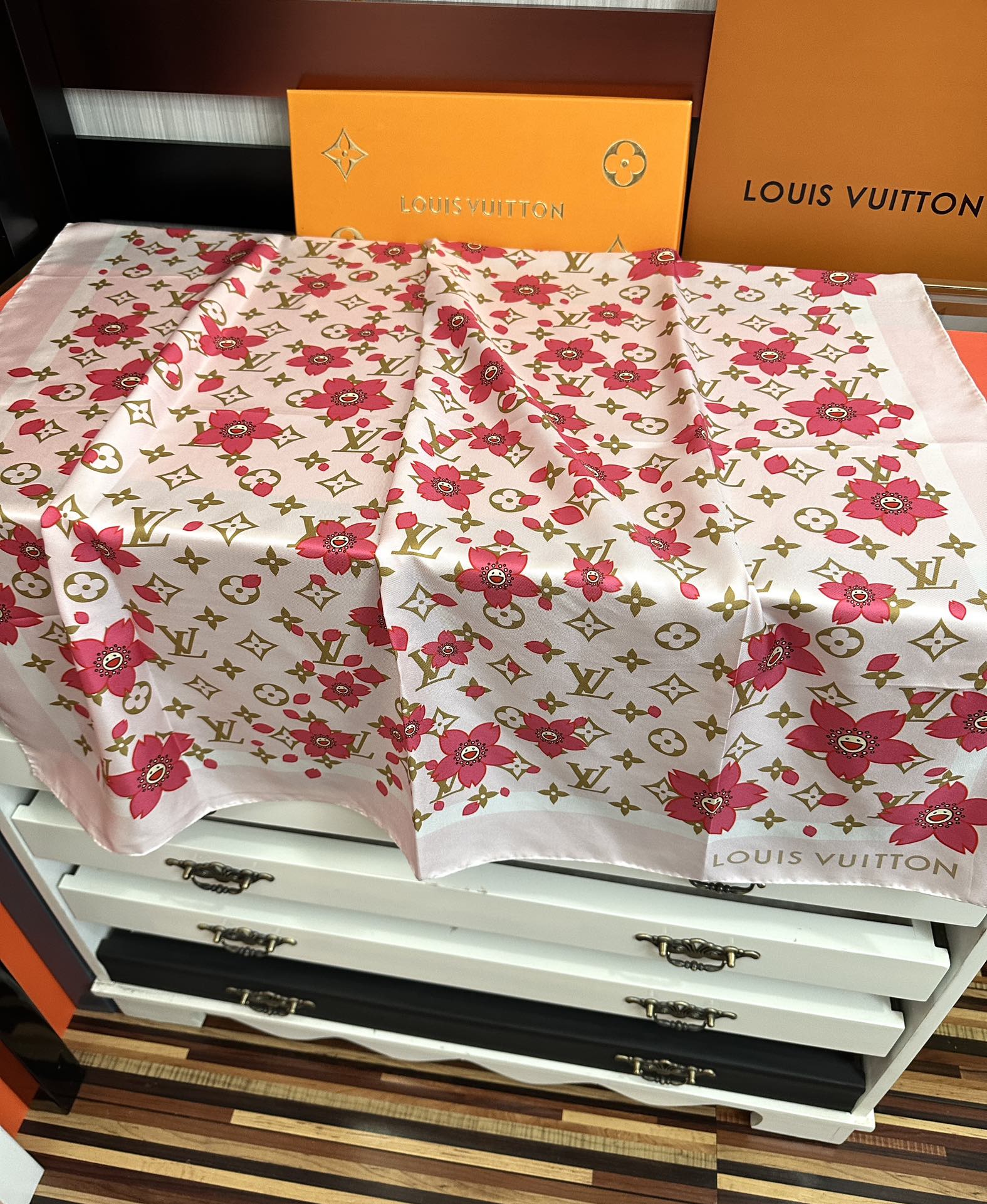 。高版本 LV官网同步【双面同色】太阳🌞花朵系列 太美了[庆祝]“L家”90典藏方巾通过别致的经典色彩向