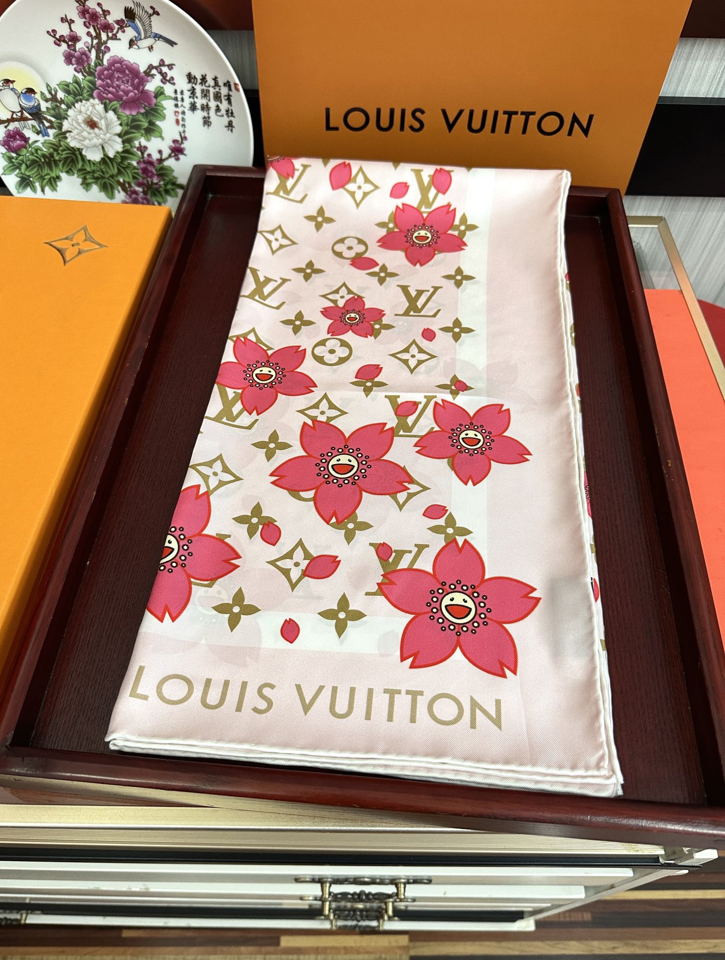 。高版本 LV官网同步【双面同色】太阳🌞花朵系列 太美了[庆祝]“L家”90典藏方巾通过别致的经典色彩向