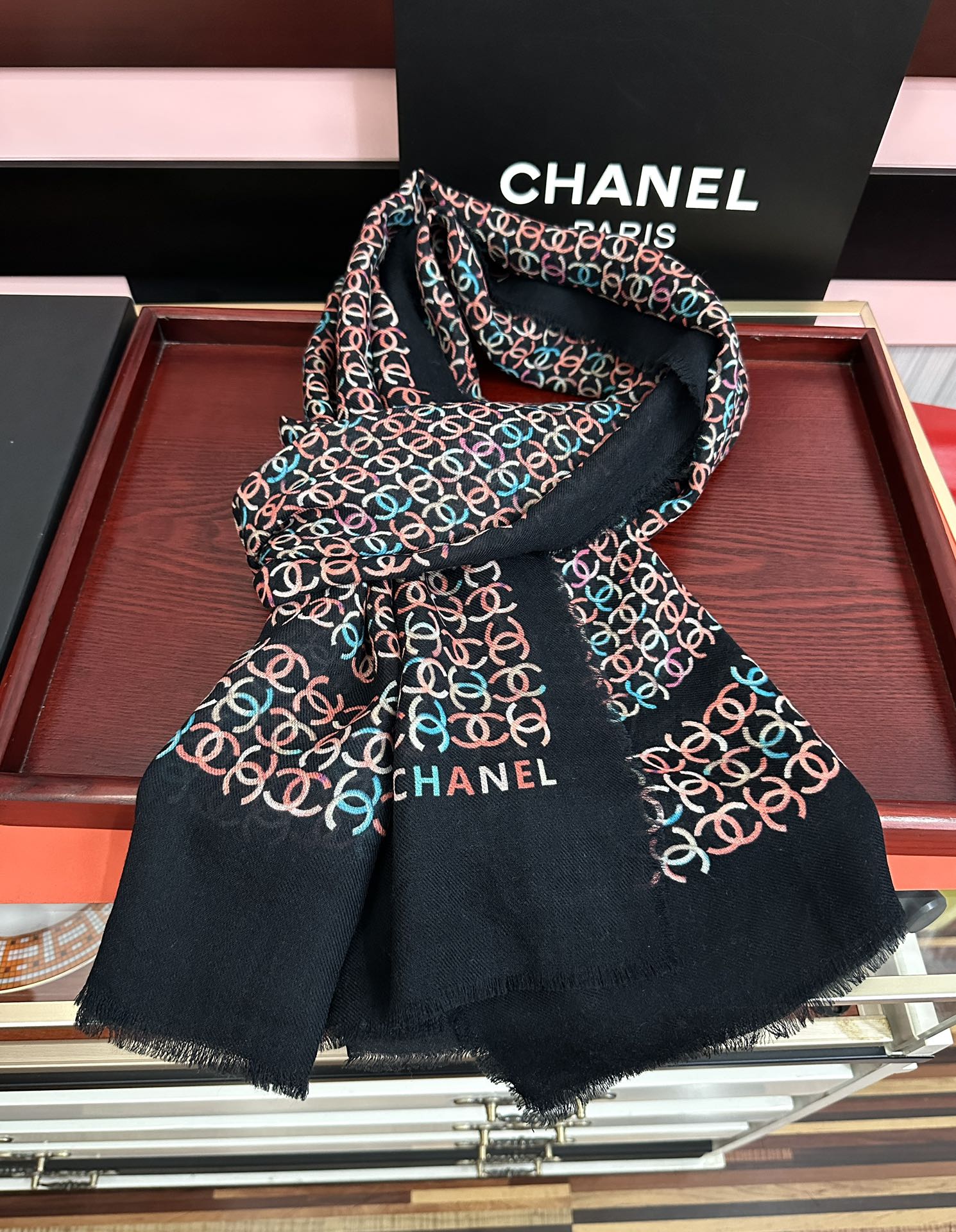 上新香奈儿2025 [玫瑰]顶级设计太美了，官网同步，真心赞👍【双C标志羊绒长巾】😘💍实物真心美 🎀披肩