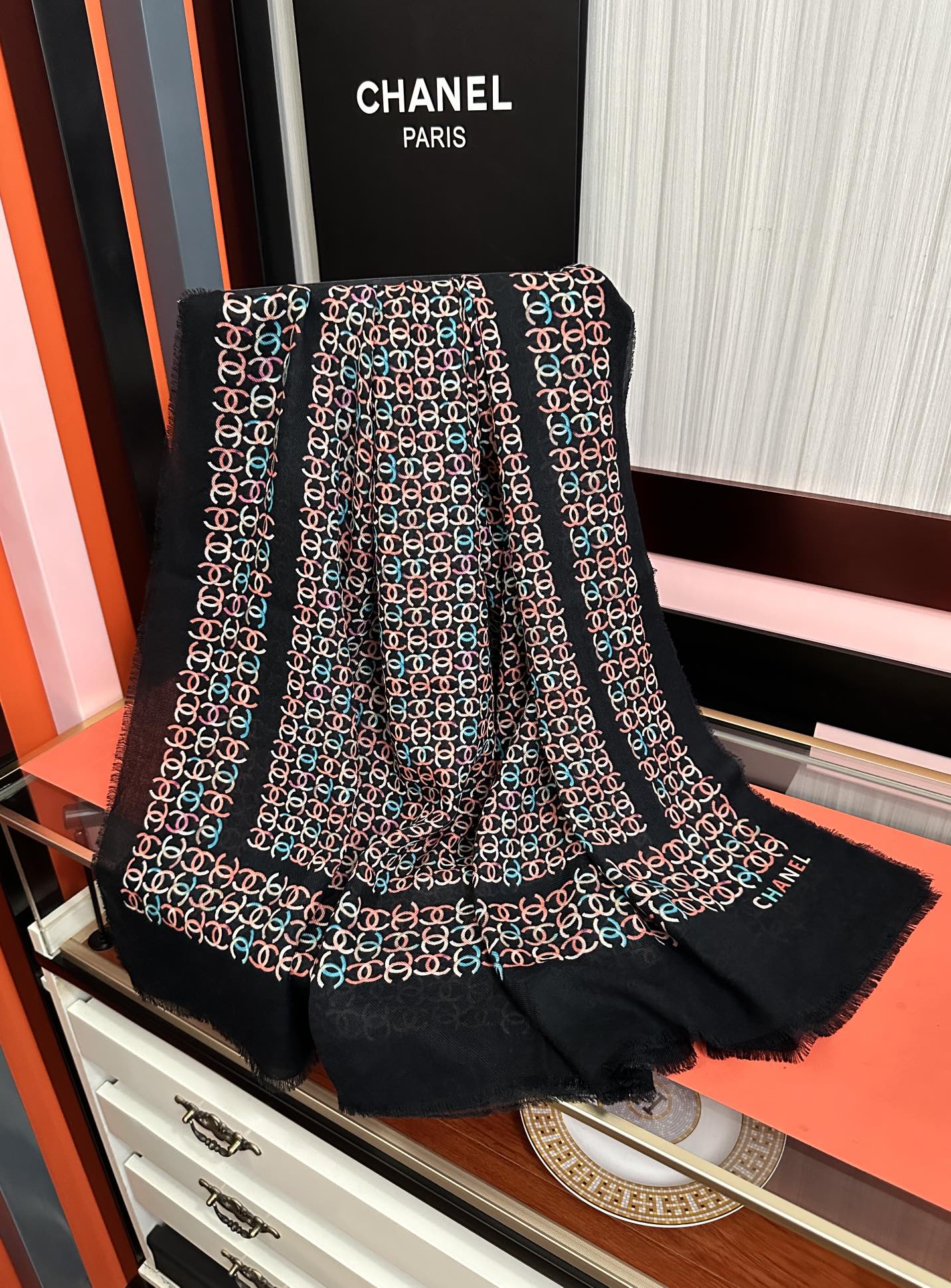 上新香奈儿2025 [玫瑰]顶级设计太美了，官网同步，真心赞👍【双C标志羊绒长巾】😘💍实物真心美 🎀披肩