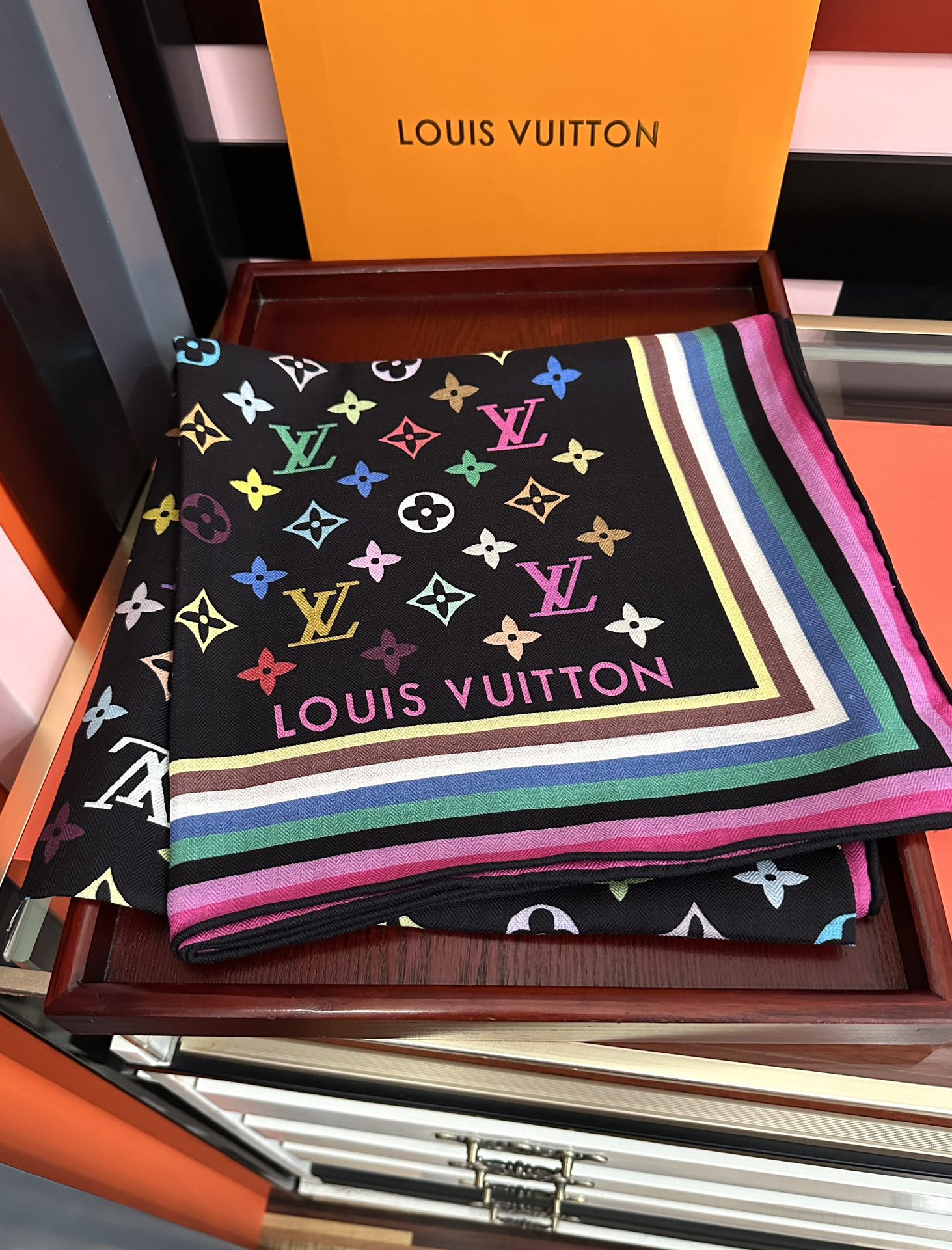 上新【双面同色】L v 高品质 👍ZG同步 本款方巾全新加入 致意路易的旅行传承[得意]丝印工艺刻画丰富