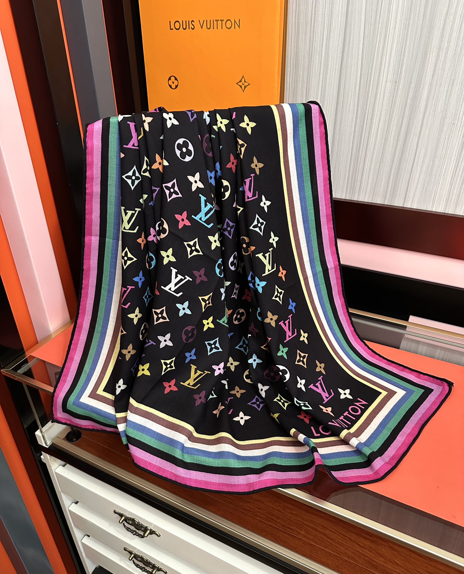 上新【双面同色】L v 高品质 👍ZG同步 本款方巾全新加入 致意路易的旅行传承[得意]丝印工艺刻画丰富