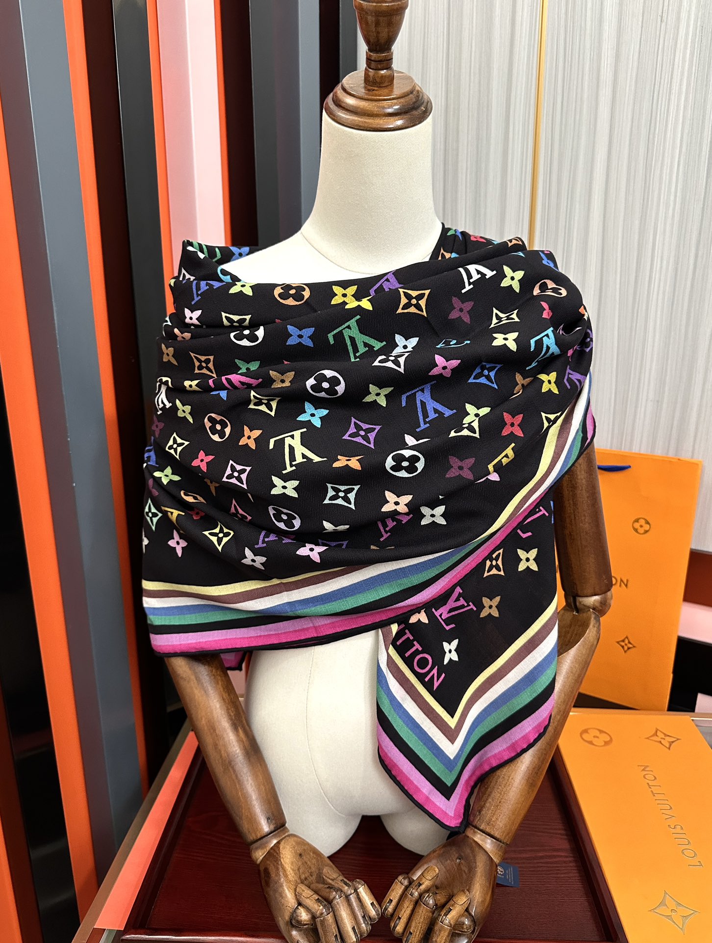 上新【双面同色】L v 高品质 👍ZG同步 本款方巾全新加入 致意路易的旅行传承[得意]丝印工艺刻画丰富