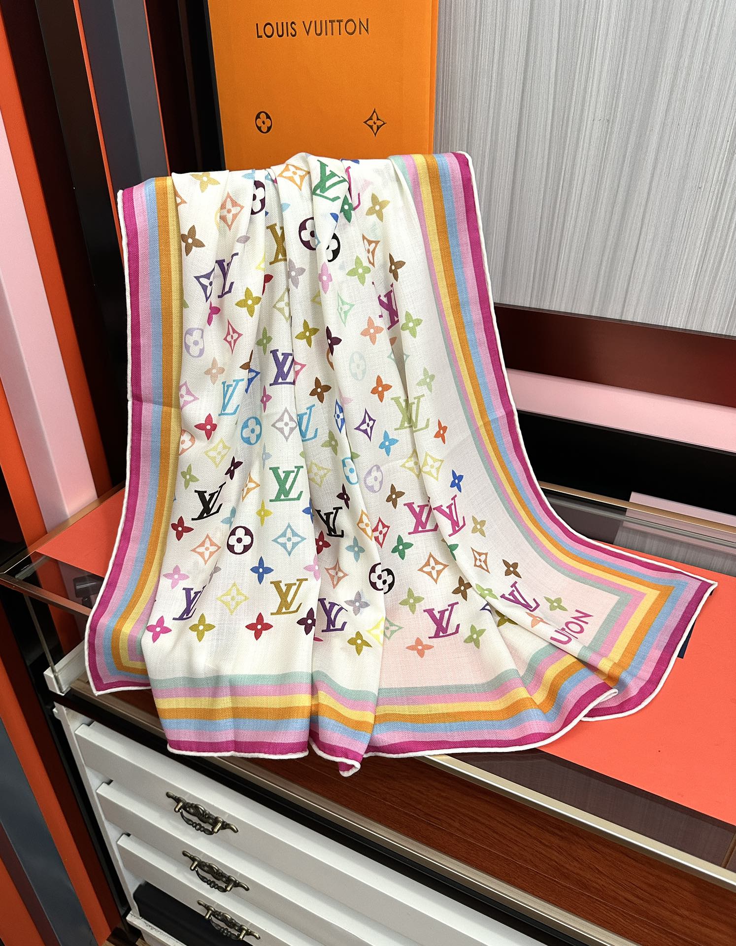 上新【双面同色】L v 高品质 👍ZG同步 本款方巾全新加入 致意路易的旅行传承[得意]丝印工艺刻画丰富