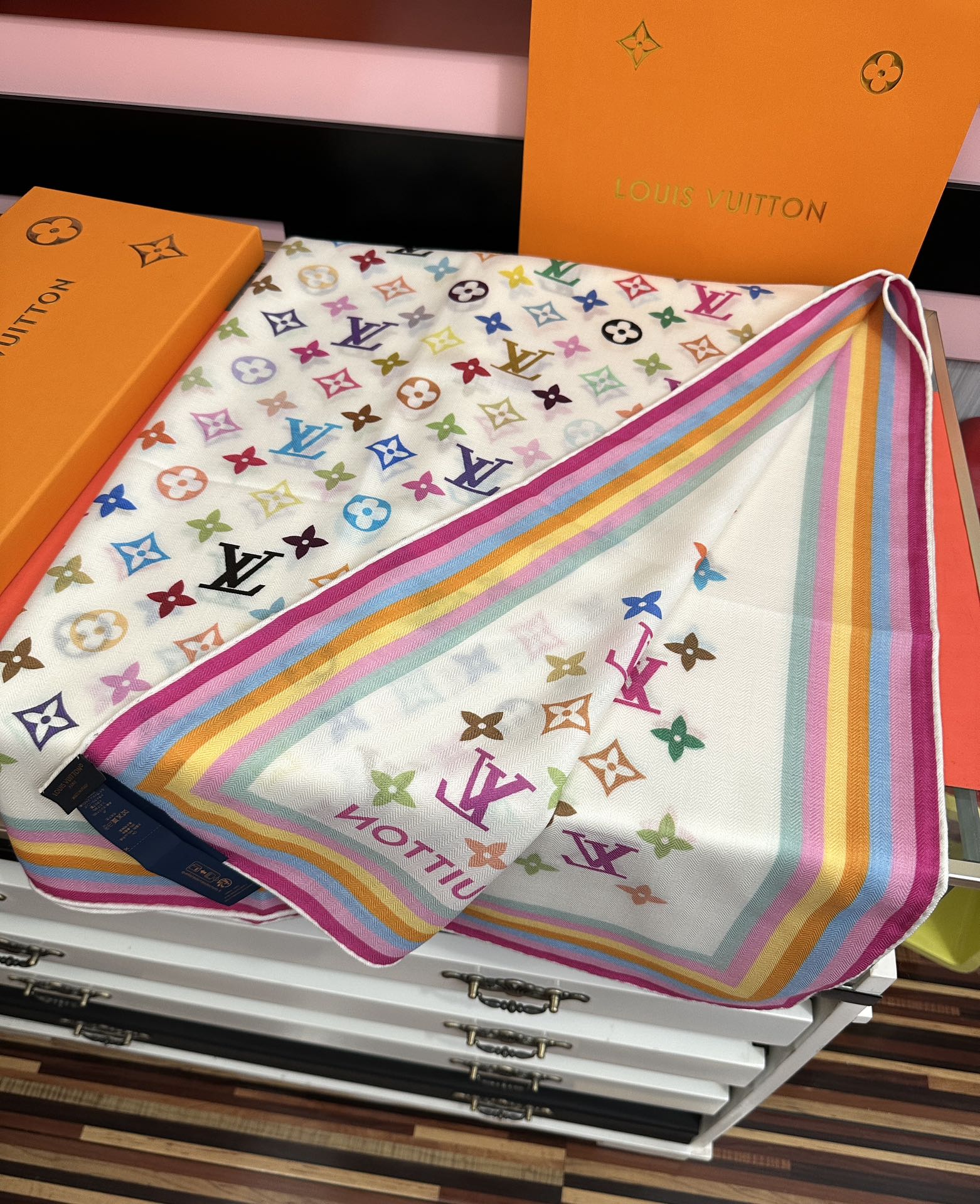 上新【双面同色】L v 高品质 👍ZG同步 本款方巾全新加入 致意路易的旅行传承[得意]丝印工艺刻画丰富