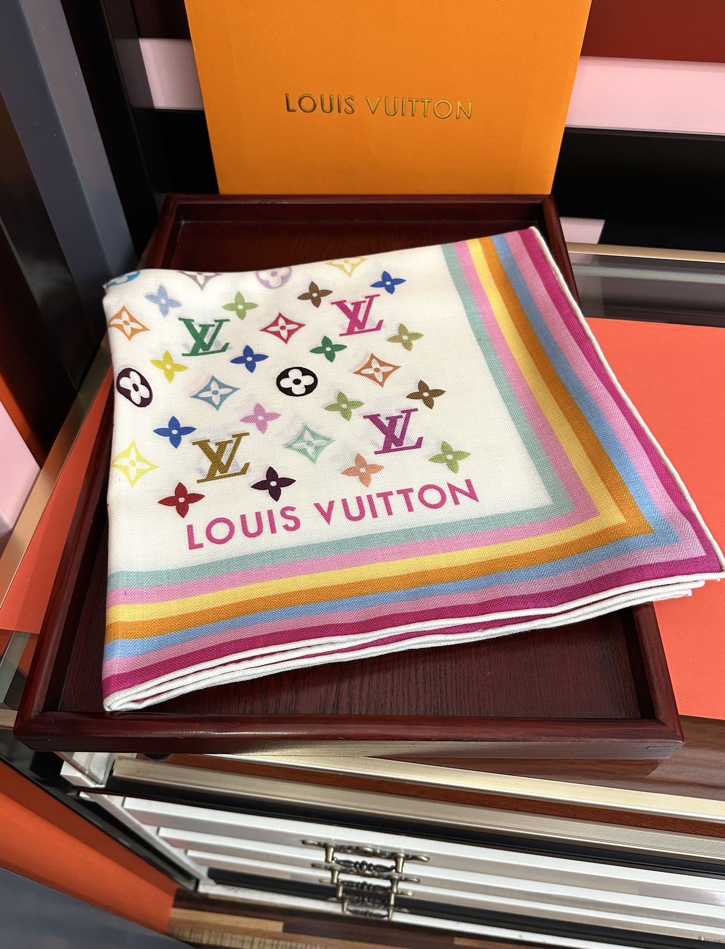 上新【双面同色】L v 高品质 👍ZG同步 本款方巾全新加入 致意路易的旅行传承[得意]丝印工艺刻画丰富