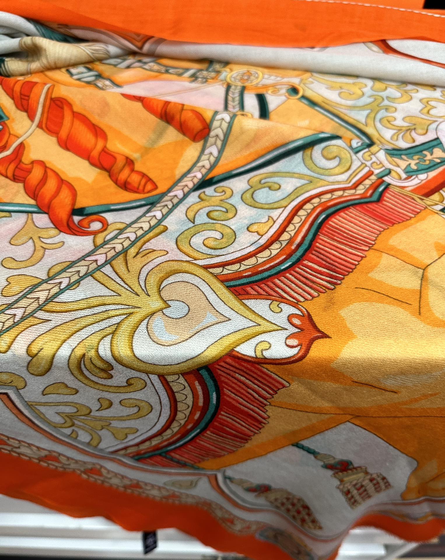 。新款羊绒 爱马仕2025 最新款顶级设计太美了，真心赞👍😘💍实物真心美 🎀披肩配以印花💓💃🏻无论设计喷