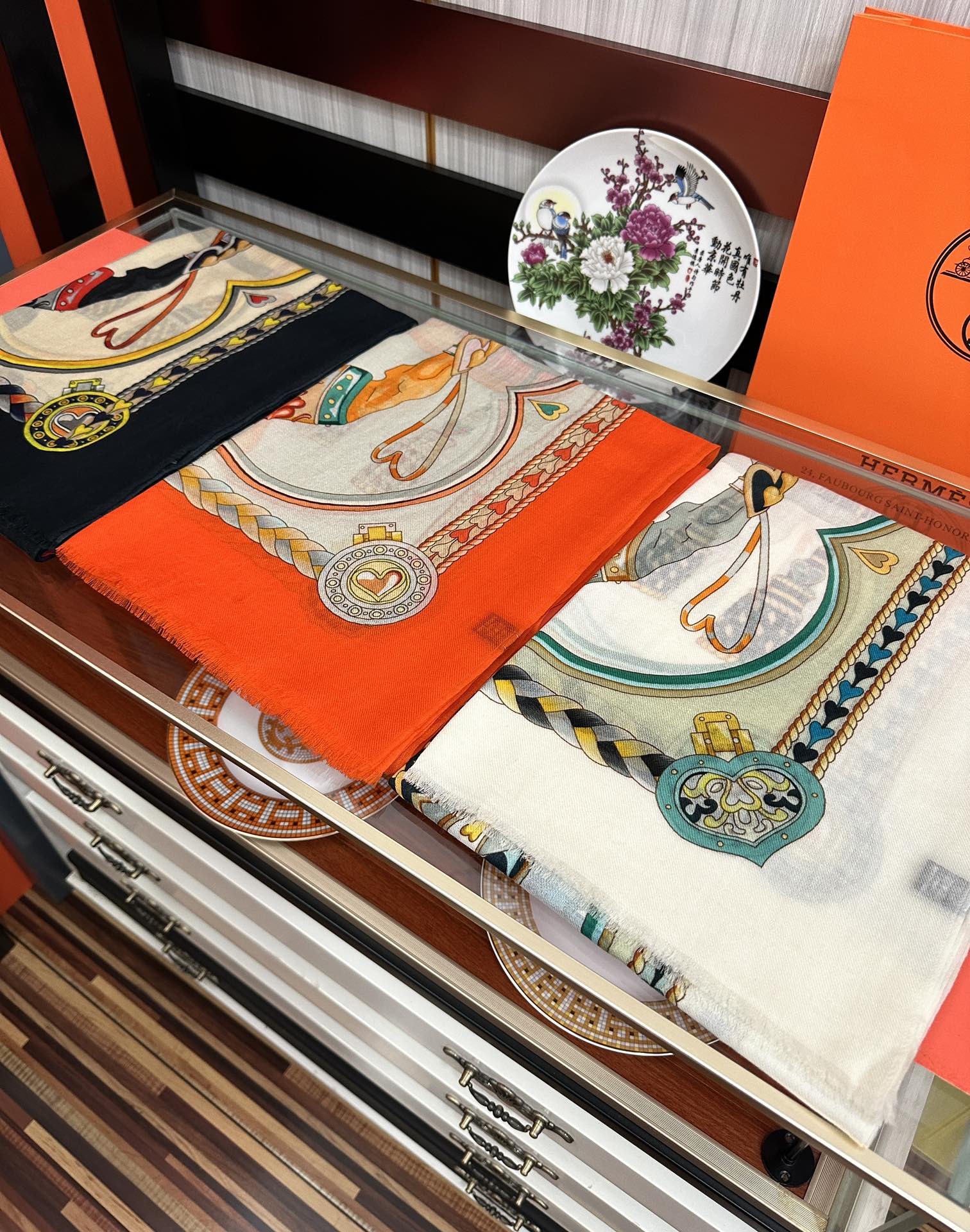 。新款羊绒 爱马仕2025 最新款顶级设计太美了，真心赞👍😘💍实物真心美 🎀披肩配以印花💓💃🏻无论设计喷