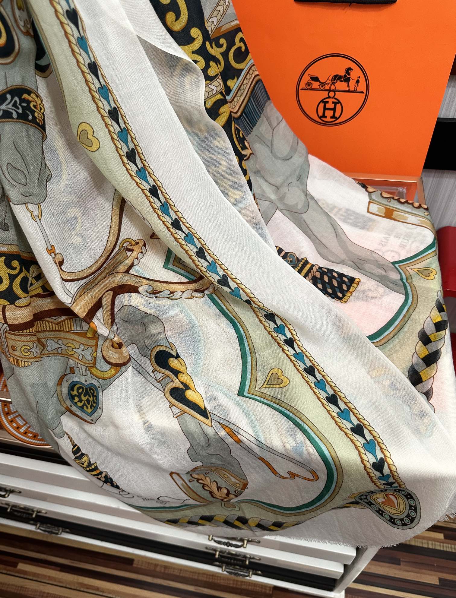 。新款羊绒 爱马仕2025 最新款顶级设计太美了，真心赞👍😘💍实物真心美 🎀披肩配以印花💓💃🏻无论设计喷