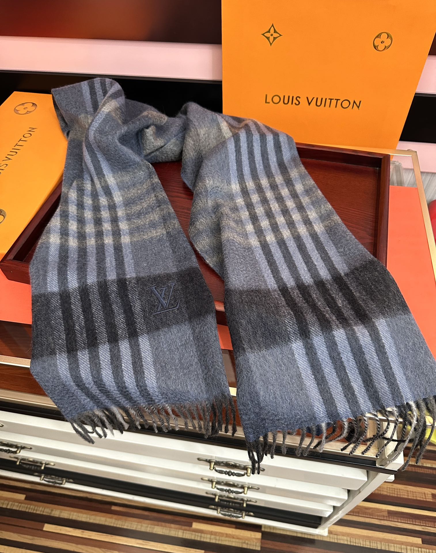 上新。L家2025最爆款【采用内蒙古山羊绒】🎉男女士情侣款👫围巾‼️太美了😎让人耳目一新的感觉[色][色