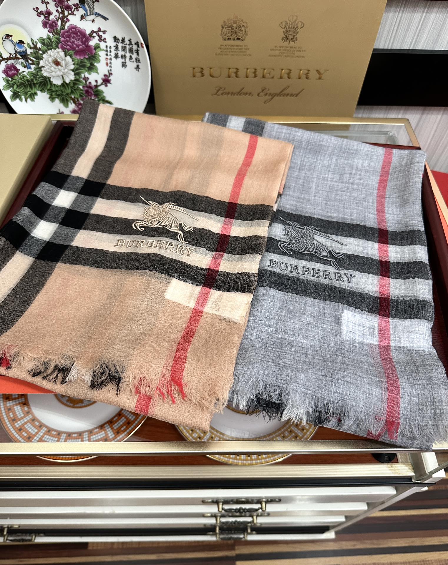 。2010 爆款巴宝莉 🧣万众瞩目战马绣标经典版到货🎆最优质的年轻设计师推出的最新概念👓搭配调色纱染再色