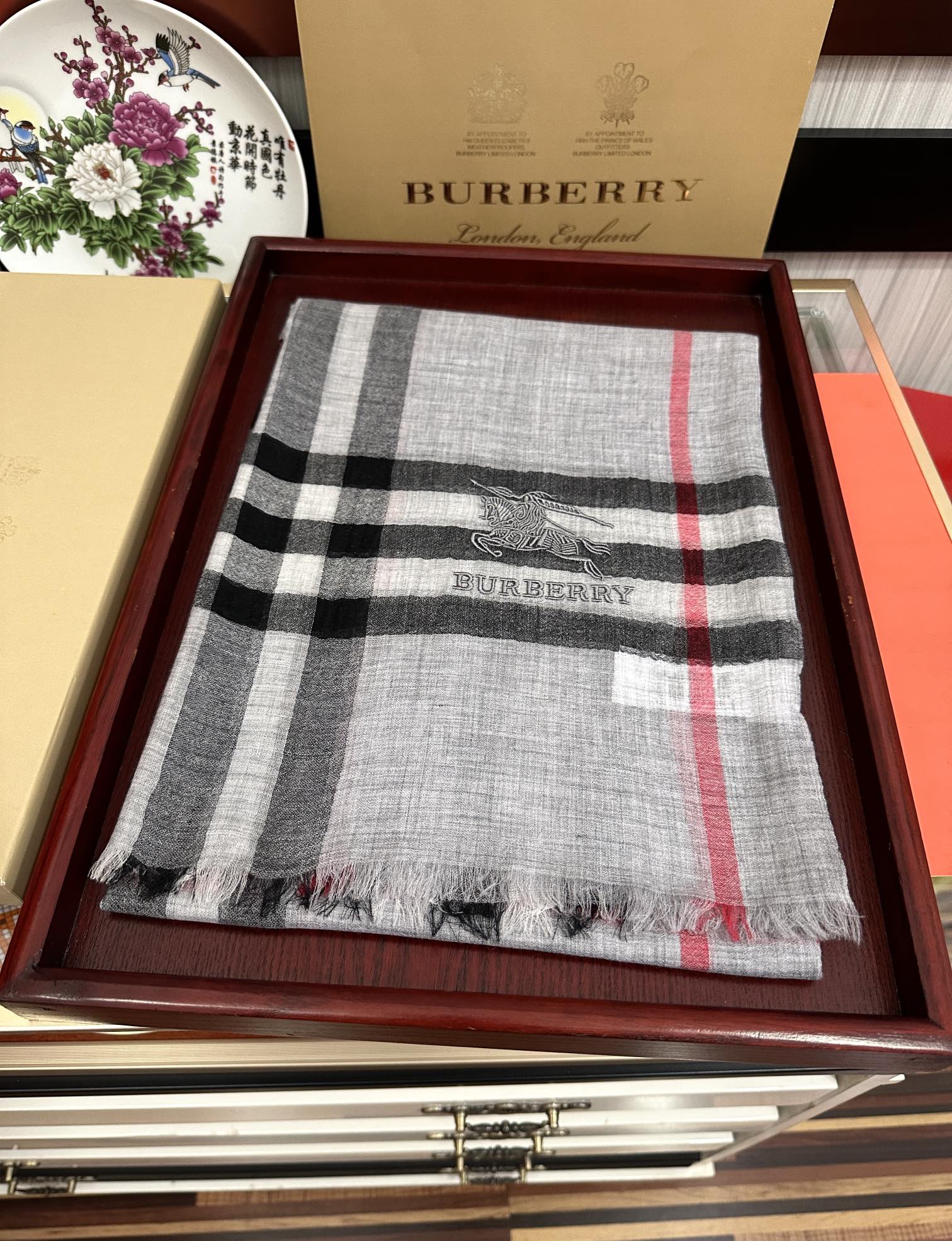 。2010 爆款巴宝莉 🧣万众瞩目战马绣标经典版到货🎆最优质的年轻设计师推出的最新概念👓搭配调色纱染再色