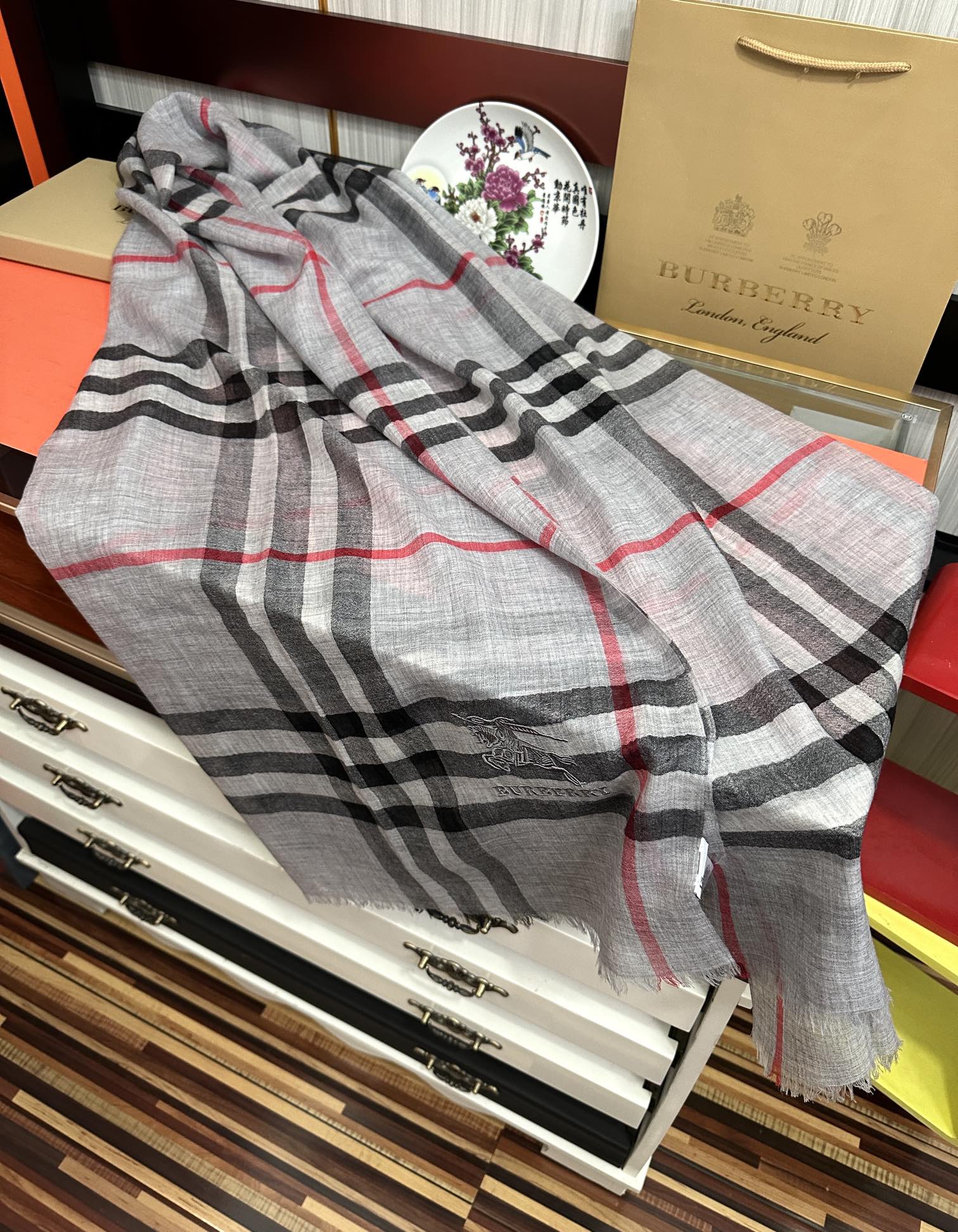 。2010 爆款巴宝莉 🧣万众瞩目战马绣标经典版到货🎆最优质的年轻设计师推出的最新概念👓搭配调色纱染再色