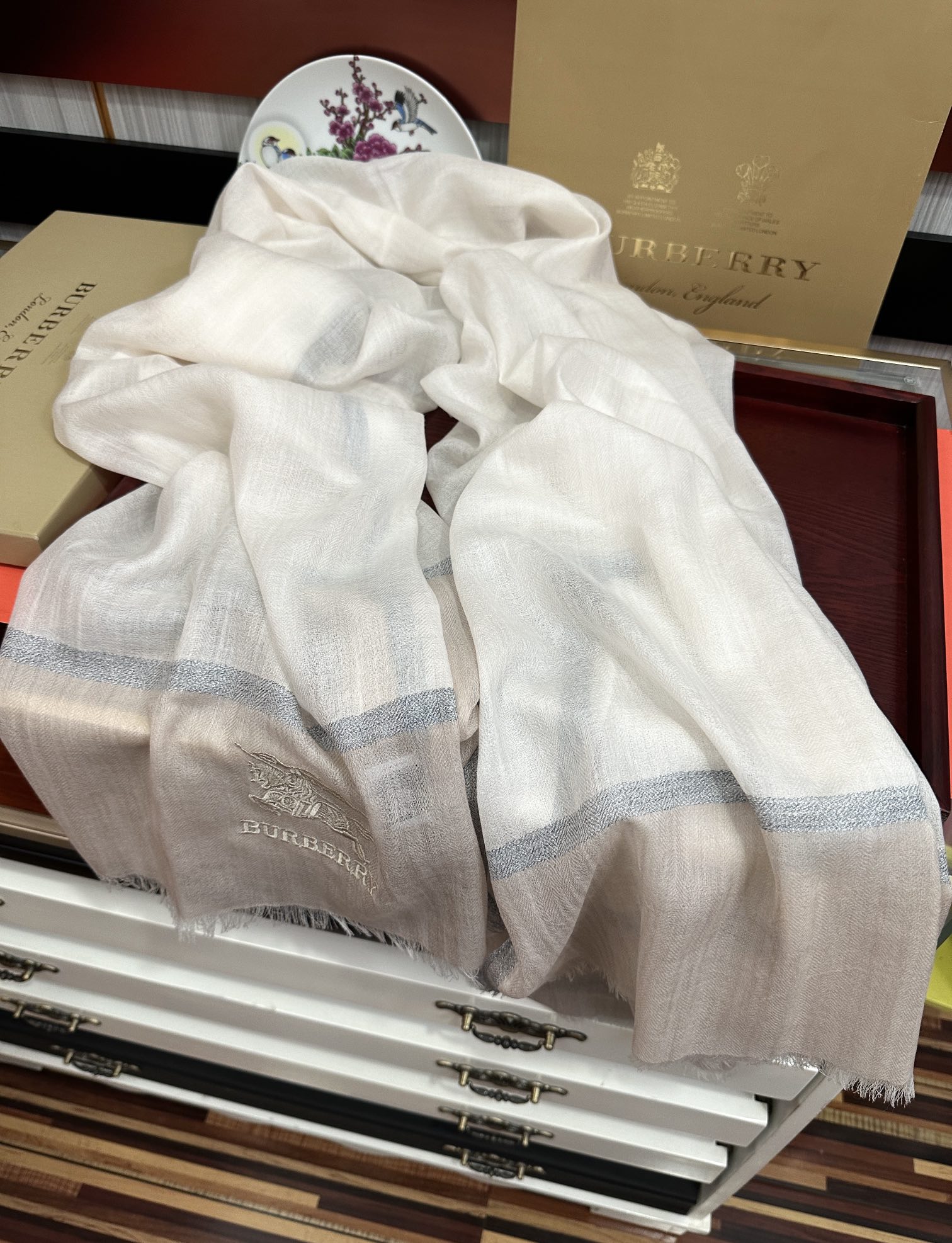 上新。2010 巴宝莉👍重磅推荐🎀太美了👓火爆N年的格子，人人都喜欢💕时潮人都有好几条巴家围巾放在衣橱，