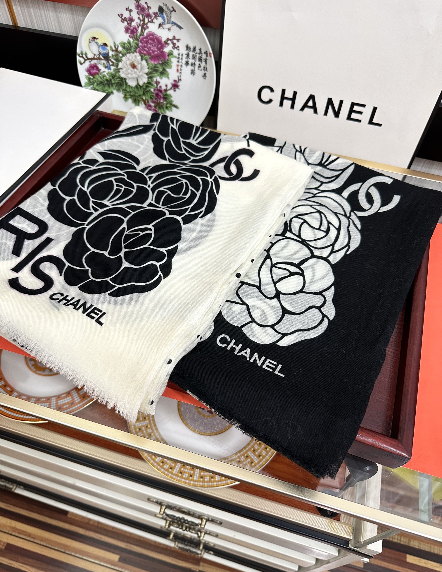 。小香，2025最新款👍【山茶花字母印花】😘💍实物真心美 🎀披肩配以印花💓💃🏻无论设计喷绘都是非常到位☀