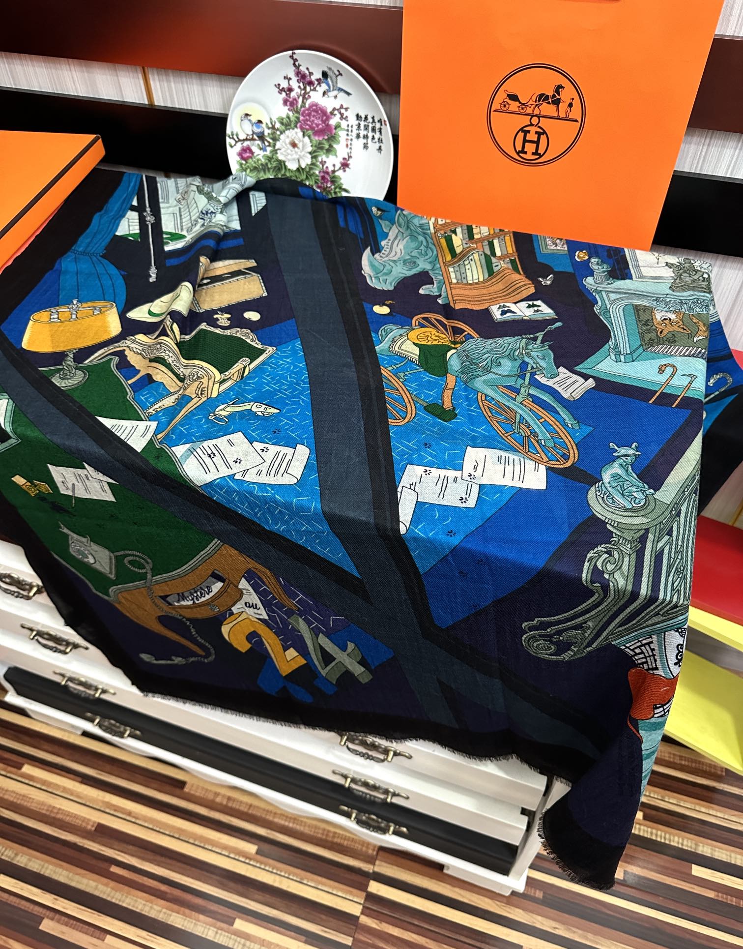 。 爱马士2025 最新款【24号之谜】顶级设计太美了，真心赞👍😘💍实物真心美 🎀披肩配以印花💓💃🏻无论