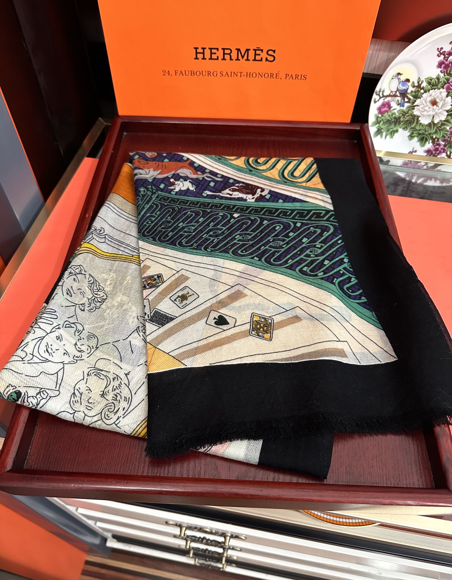 。 爱马士2025 最新款【24号之谜】顶级设计太美了，真心赞👍😘💍实物真心美 🎀披肩配以印花💓💃🏻无论