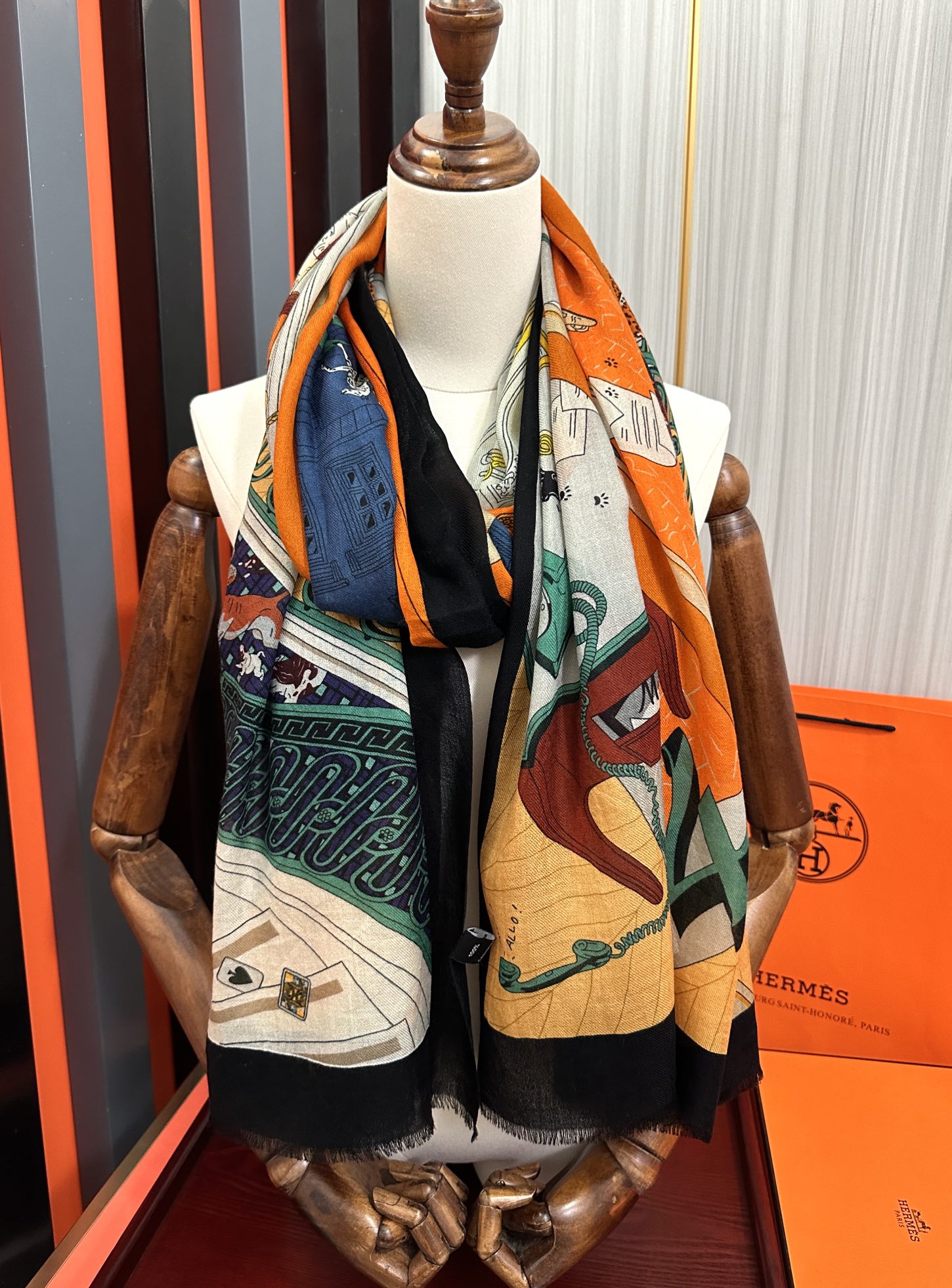 。 爱马士2025 最新款【24号之谜】顶级设计太美了，真心赞👍😘💍实物真心美 🎀披肩配以印花💓💃🏻无论