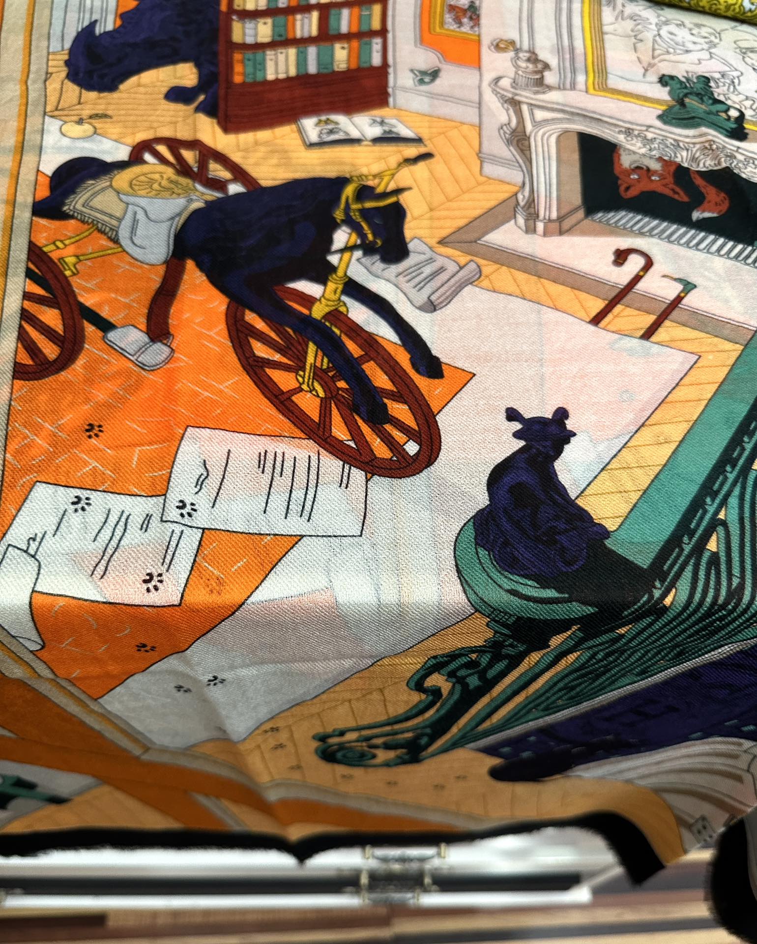 。 爱马士2025 最新款【24号之谜】顶级设计太美了，真心赞👍😘💍实物真心美 🎀披肩配以印花💓💃🏻无论