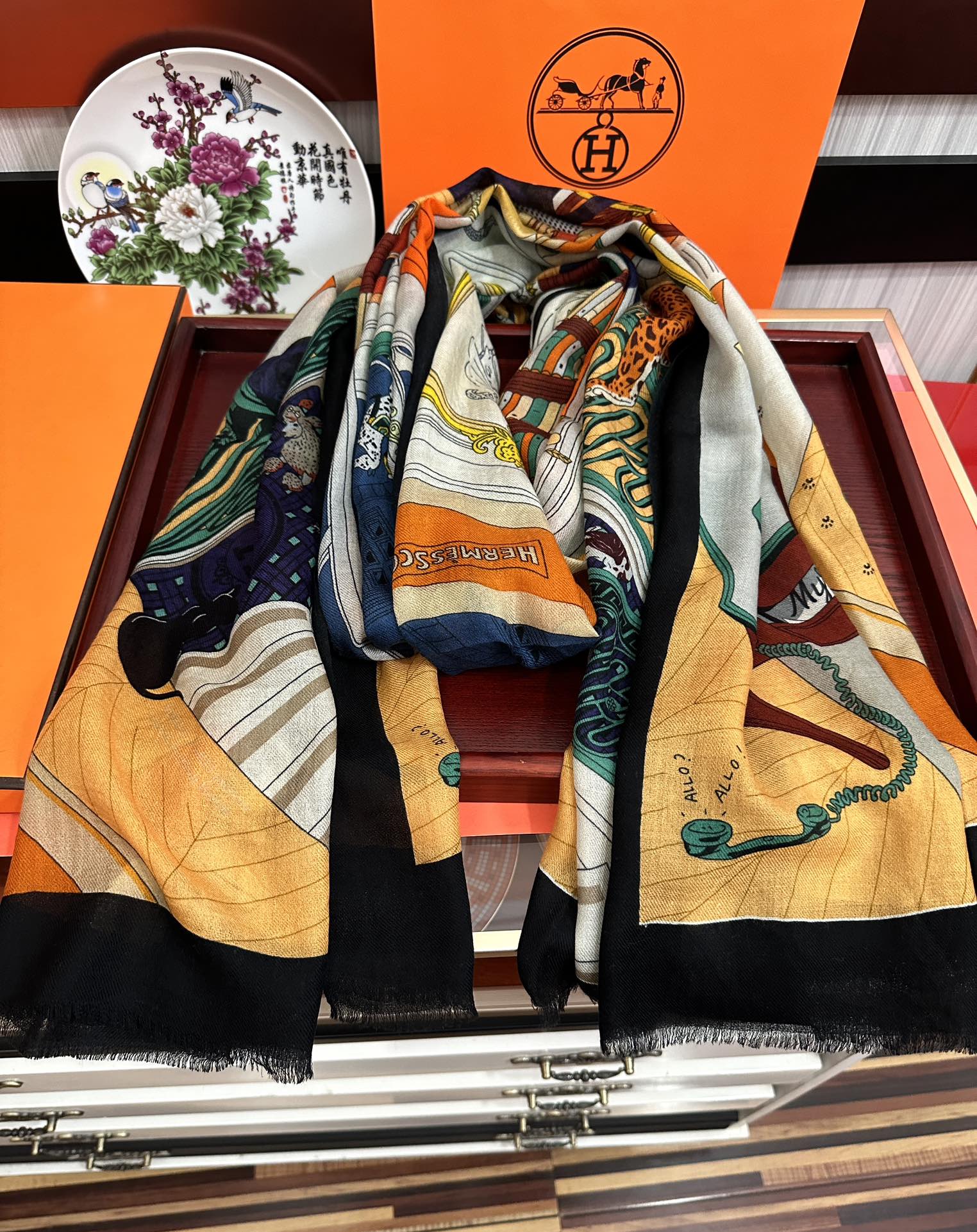 。 爱马士2025 最新款【24号之谜】顶级设计太美了，真心赞👍😘💍实物真心美 🎀披肩配以印花💓💃🏻无论