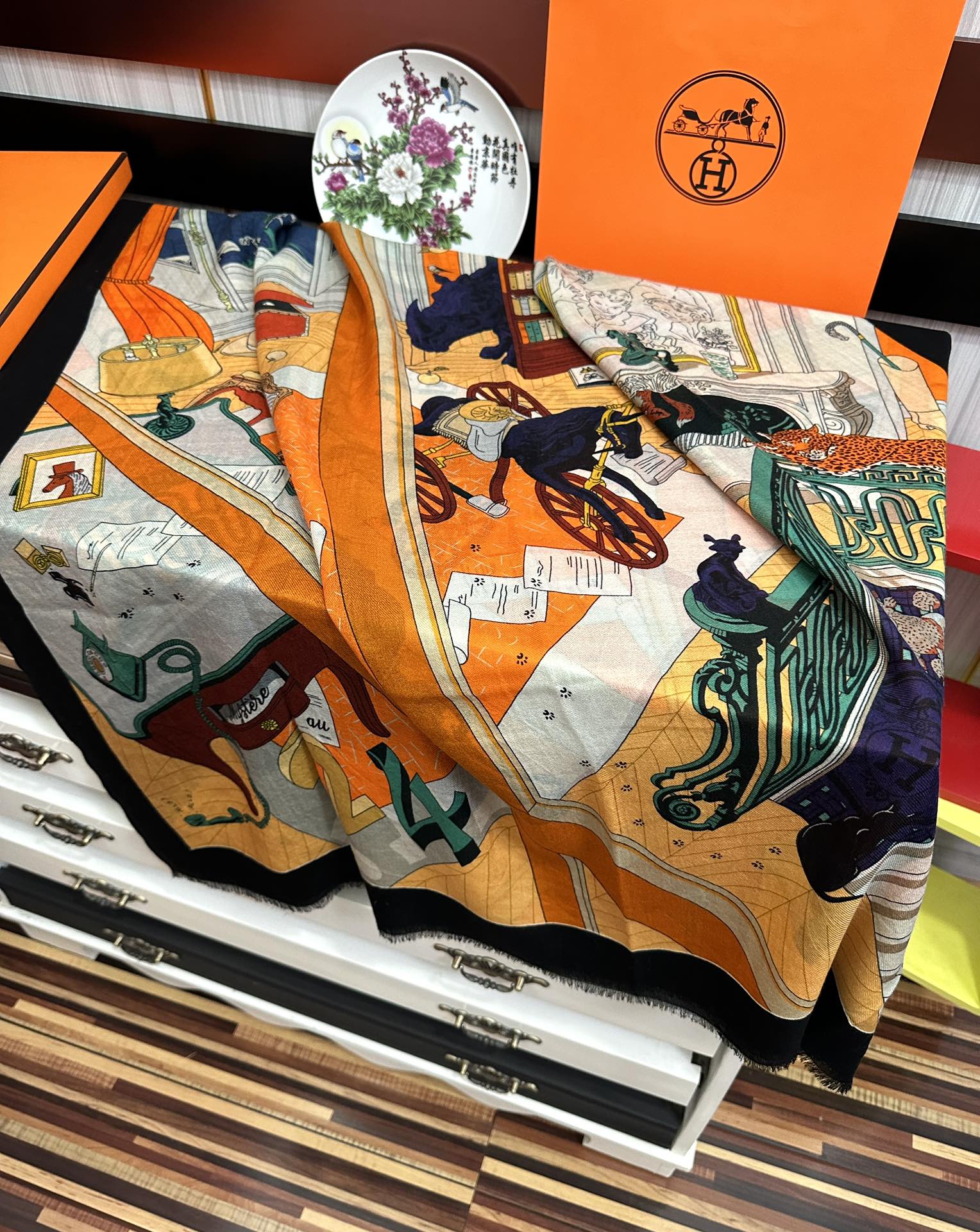 。 爱马士2025 最新款【24号之谜】顶级设计太美了，真心赞👍😘💍实物真心美 🎀披肩配以印花💓💃🏻无论