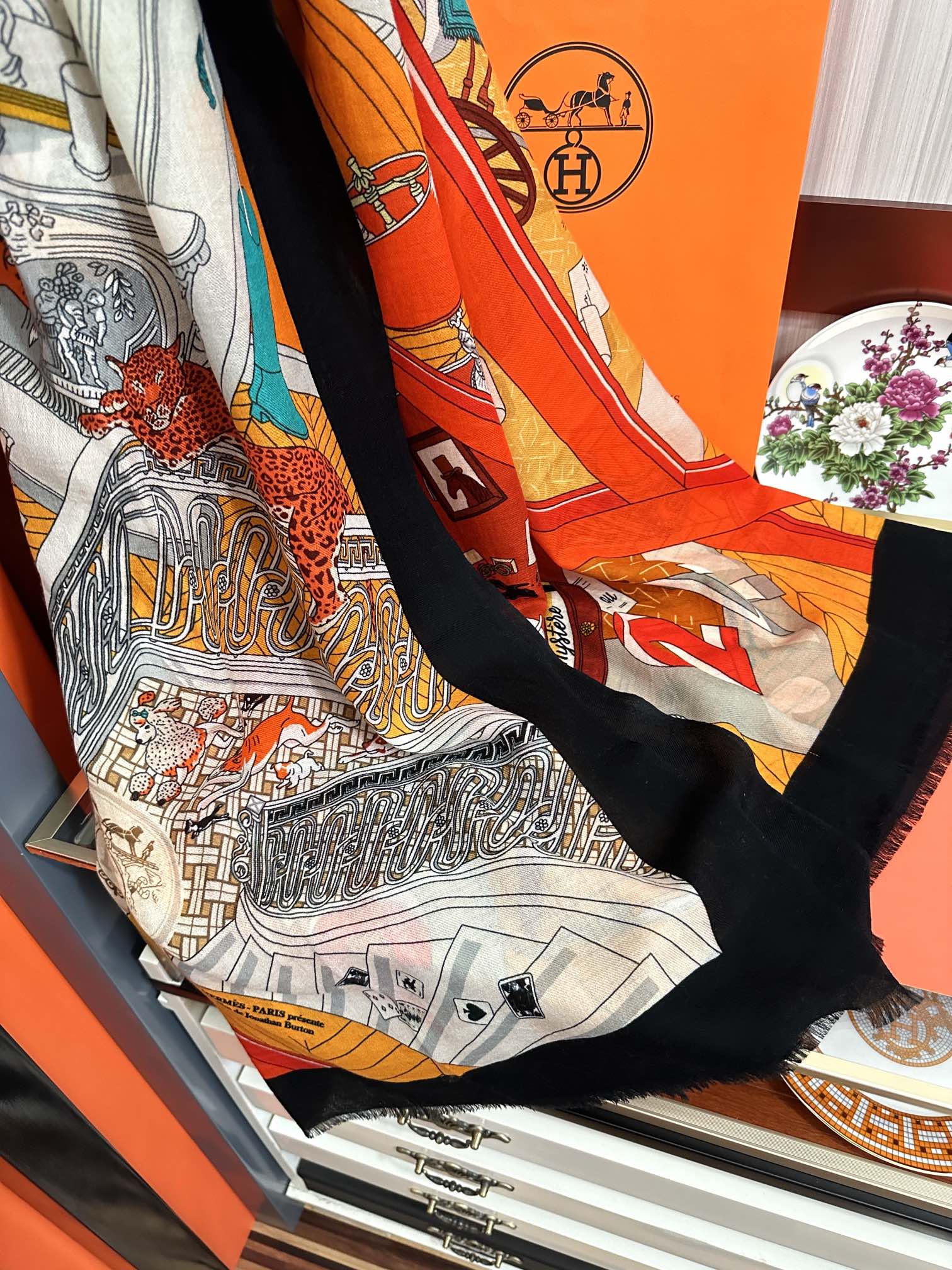 。 爱马士2025 最新款【24号之谜】顶级设计太美了，真心赞👍😘💍实物真心美 🎀披肩配以印花💓💃🏻无论