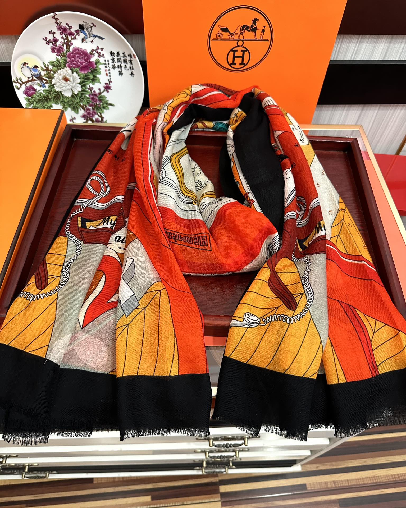 。 爱马士2025 最新款【24号之谜】顶级设计太美了，真心赞👍😘💍实物真心美 🎀披肩配以印花💓💃🏻无论