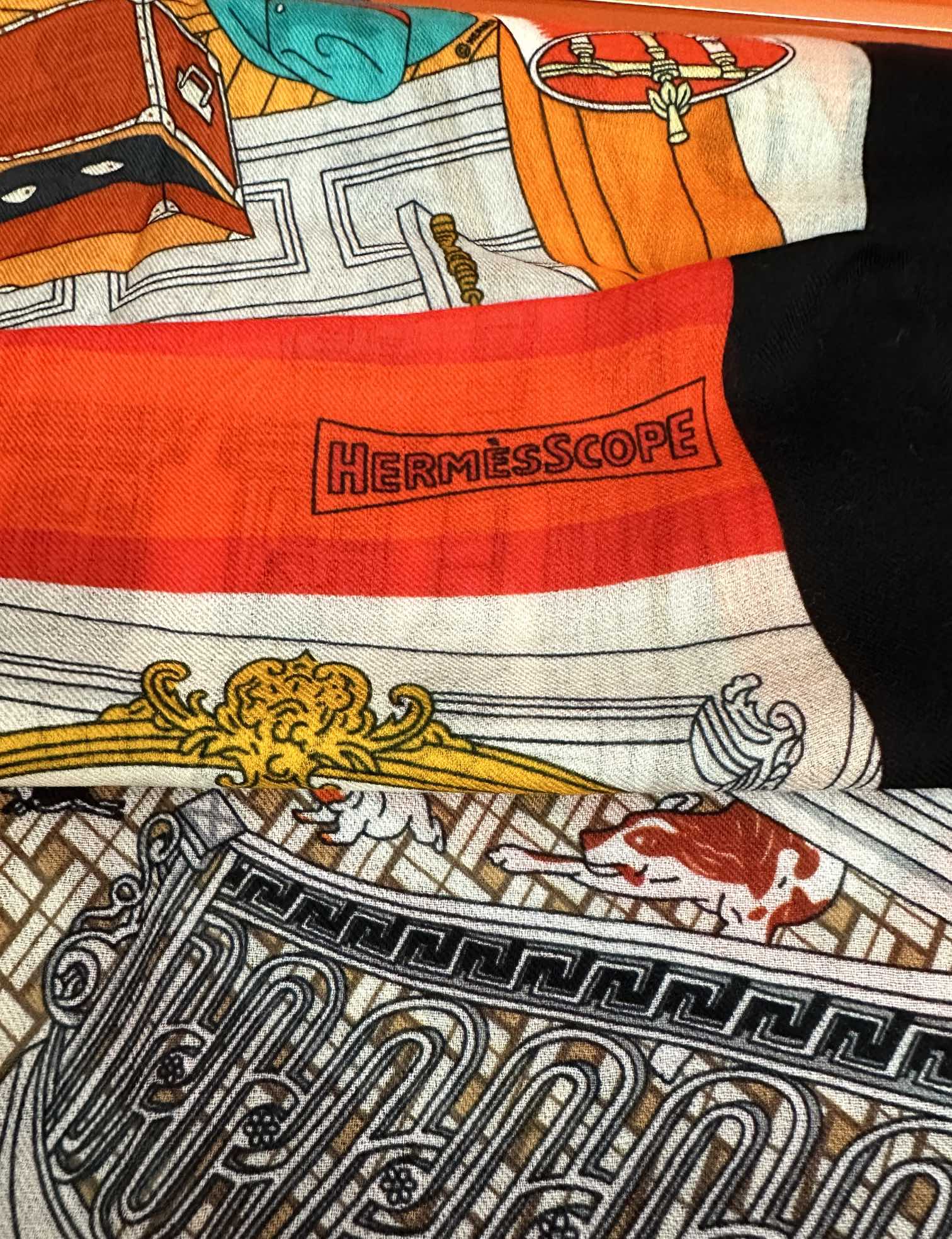 。 爱马士2025 最新款【24号之谜】顶级设计太美了，真心赞👍😘💍实物真心美 🎀披肩配以印花💓💃🏻无论