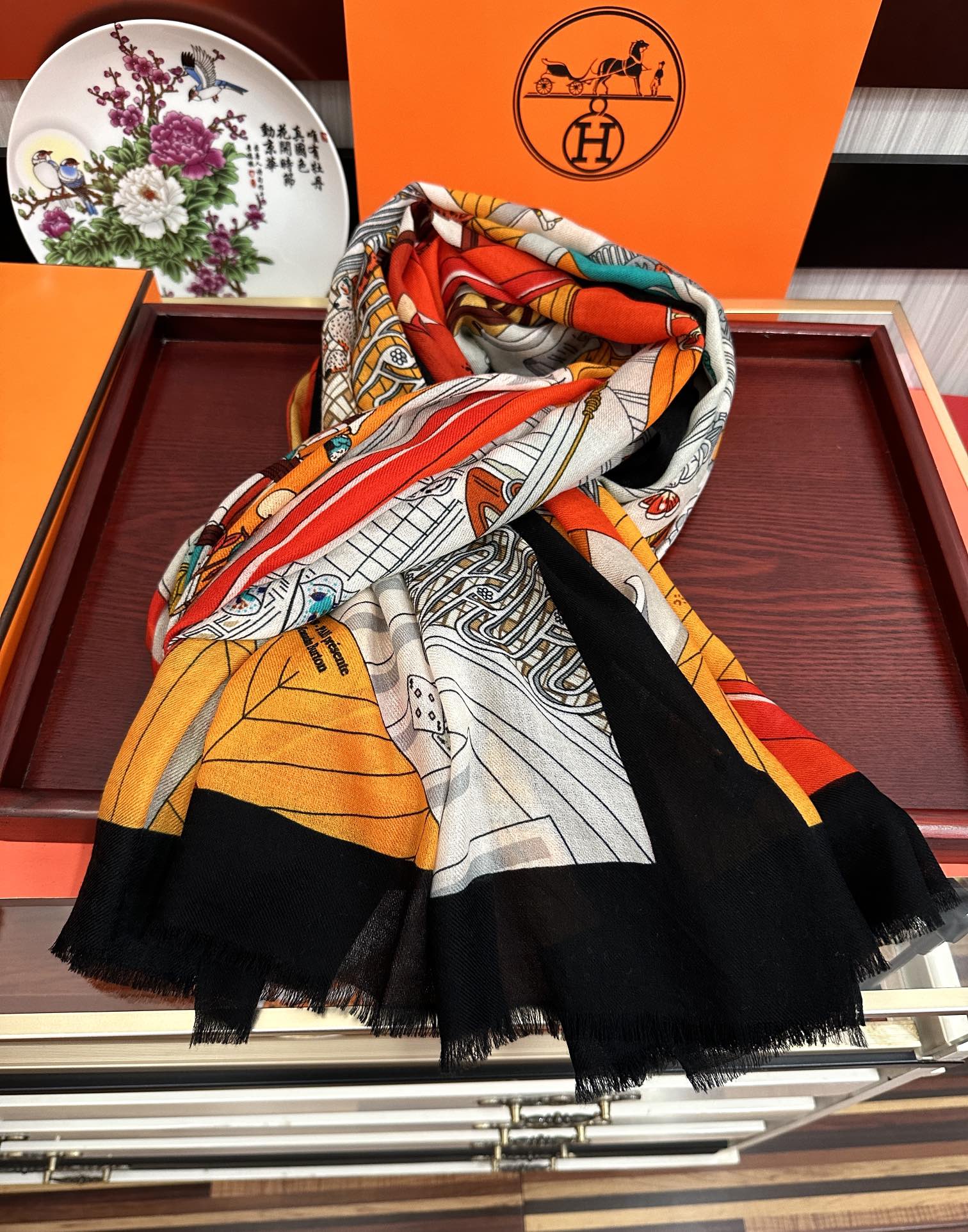 。 爱马士2025 最新款【24号之谜】顶级设计太美了，真心赞👍😘💍实物真心美 🎀披肩配以印花💓💃🏻无论