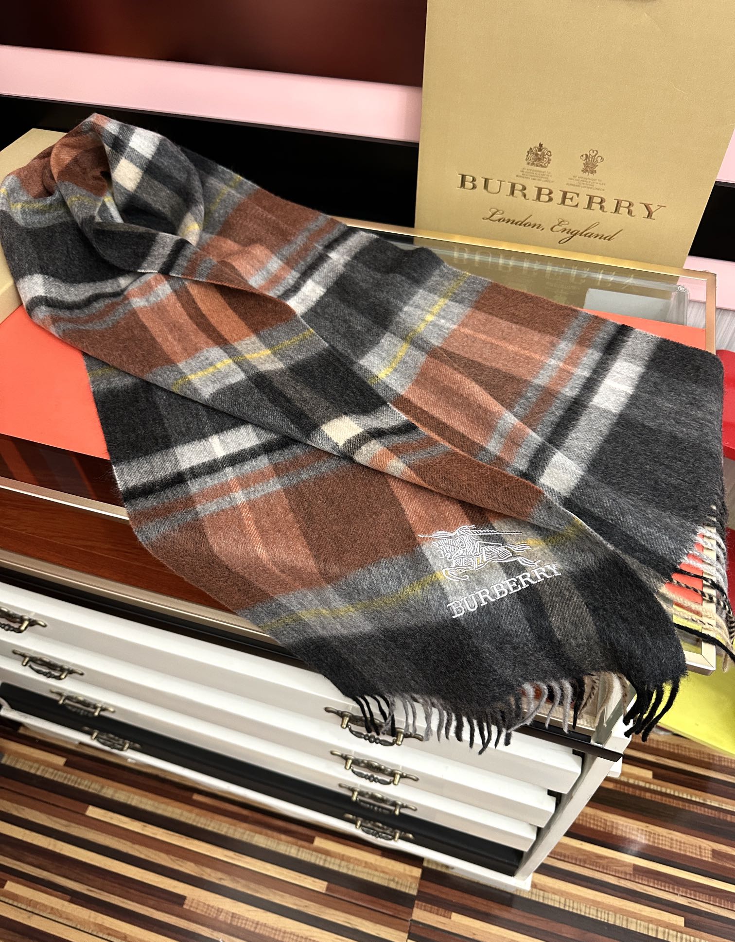 。85%山羊绒 [爱心]2025巴宝莉采用内蒙古顶级山羊绒，最新款男女通用情侣款👫重磅推荐💥 经典的格子