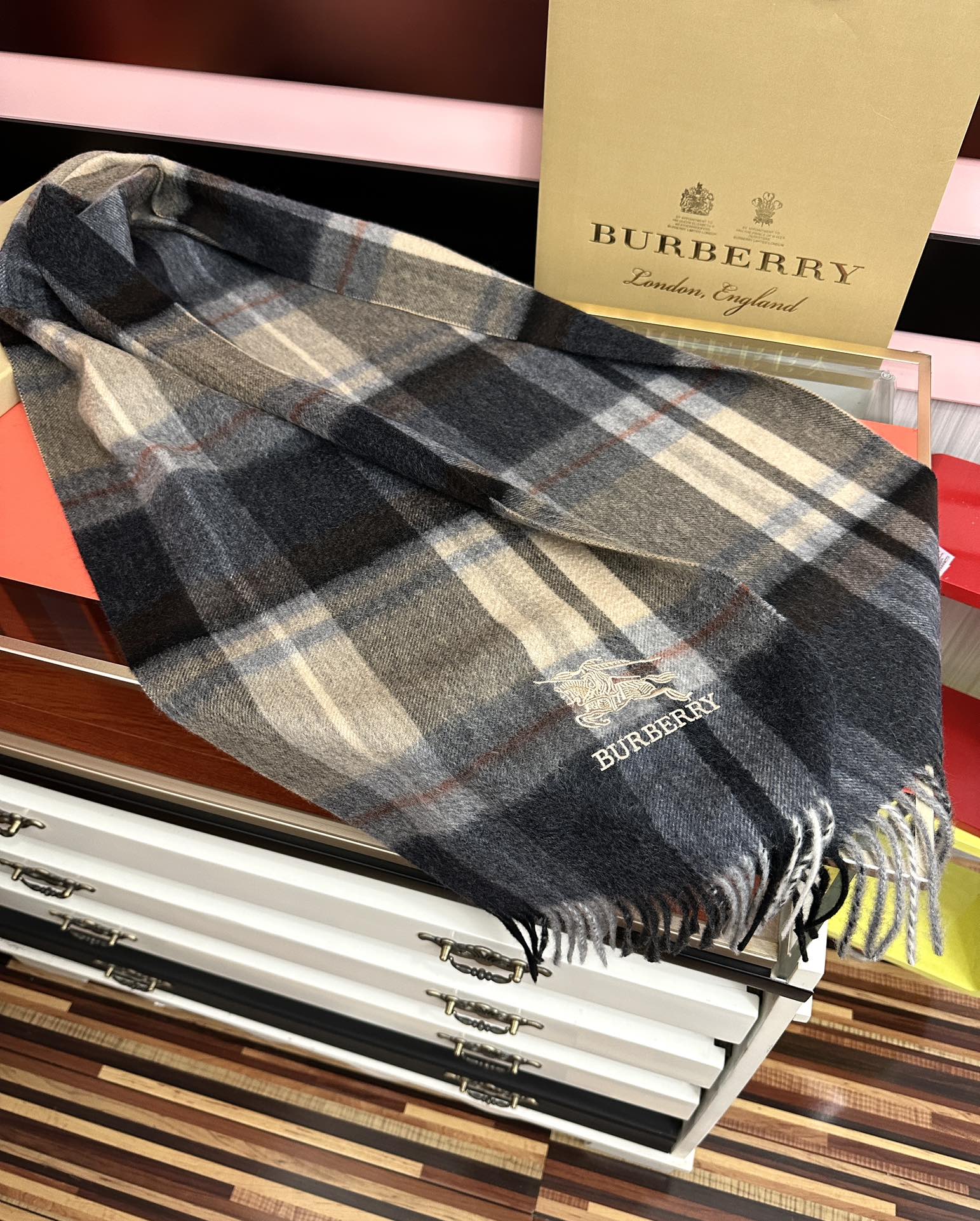 。85%山羊绒 [爱心]2025巴宝莉采用内蒙古顶级山羊绒，最新款男女通用情侣款👫重磅推荐💥 经典的格子