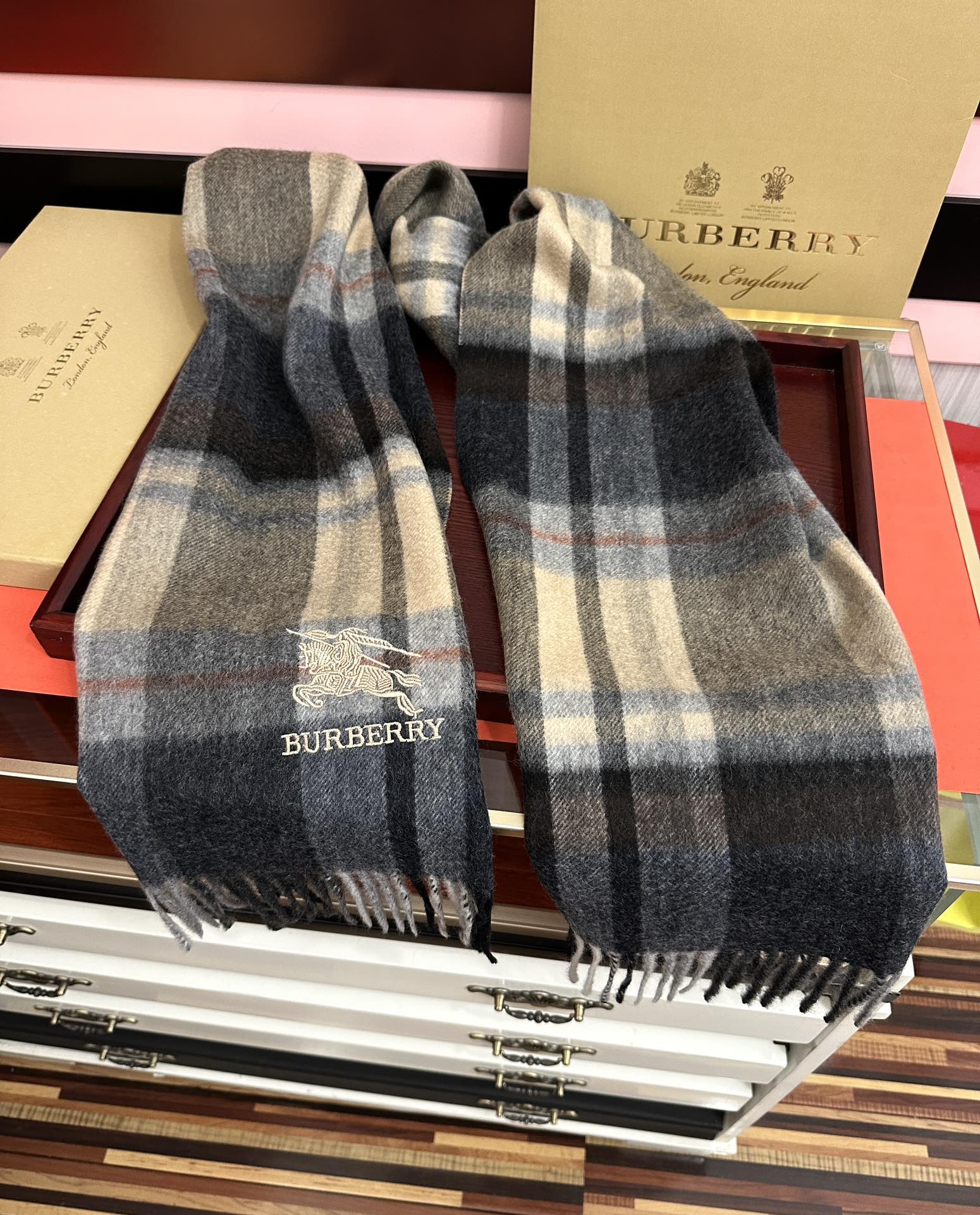 。85%山羊绒 [爱心]2025巴宝莉采用内蒙古顶级山羊绒，最新款男女通用情侣款👫重磅推荐💥 经典的格子