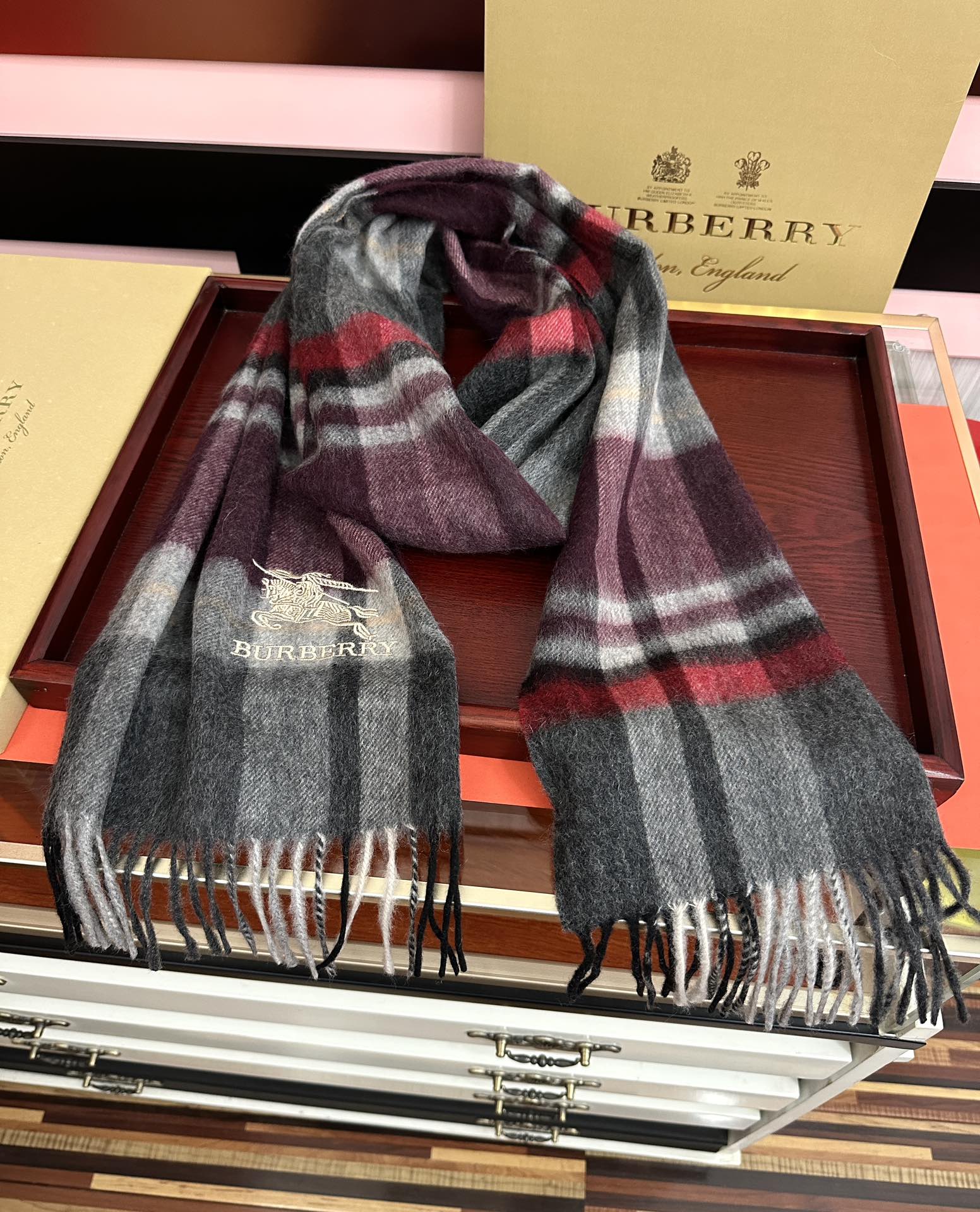 。85%山羊绒 [爱心]2025巴宝莉采用内蒙古顶级山羊绒，最新款男女通用情侣款👫重磅推荐💥 经典的格子