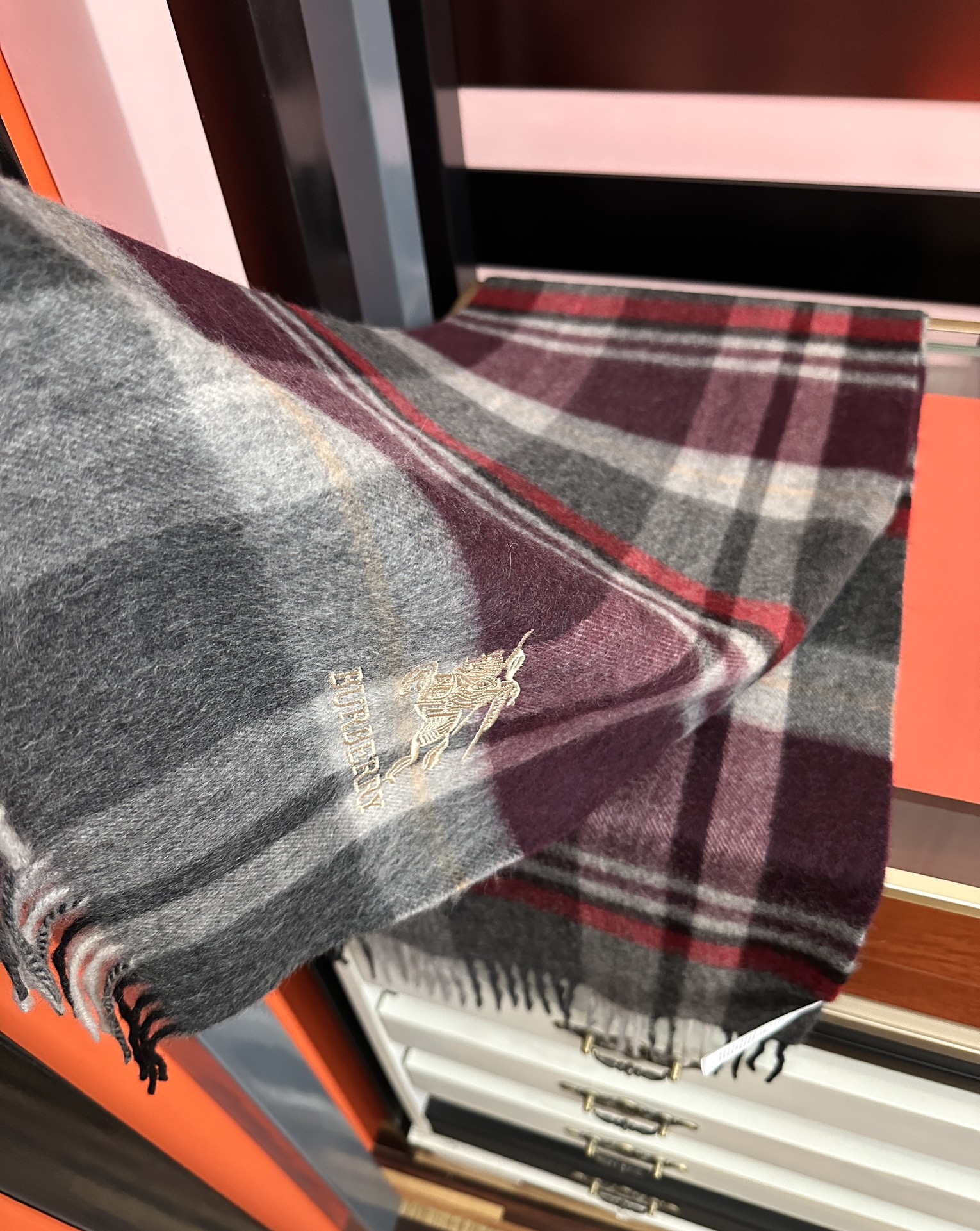 。85%山羊绒 [爱心]2025巴宝莉采用内蒙古顶级山羊绒，最新款男女通用情侣款👫重磅推荐💥 经典的格子