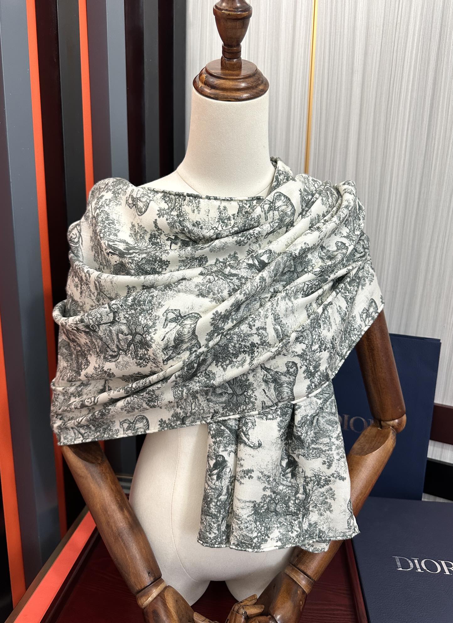 新款 2025迪奥。双面同色【动物丛林】最流行的花型 太美了[吃瓜]下手一定要快[嘴唇]四季都可以用[勾