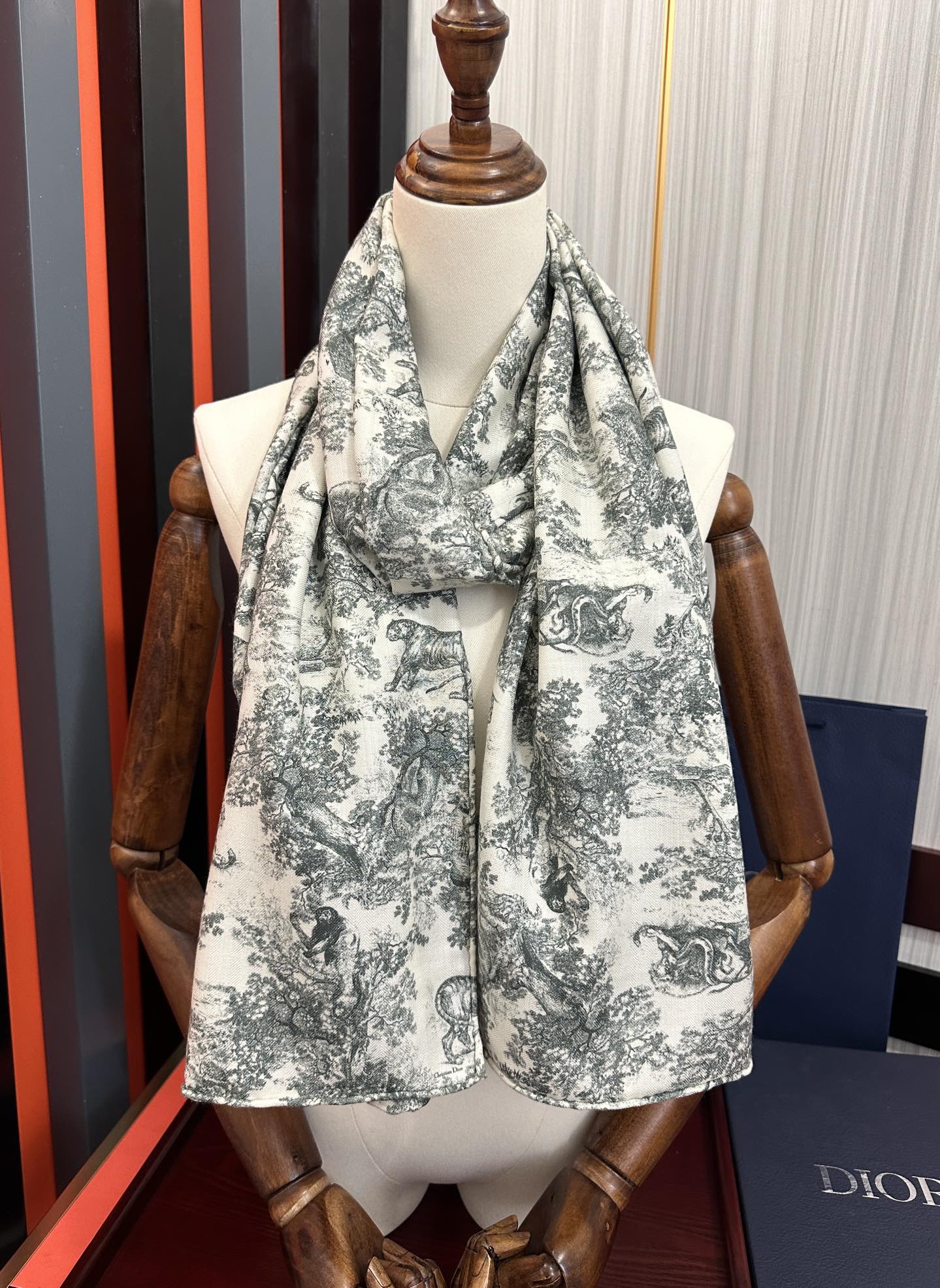 新款 2025迪奥。双面同色【动物丛林】最流行的花型 太美了[吃瓜]下手一定要快[嘴唇]四季都可以用[勾