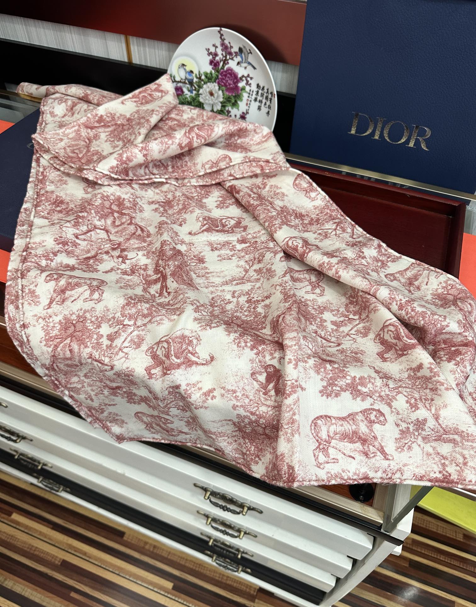 新款 2025迪奥。双面同色【动物丛林】最流行的花型 太美了[吃瓜]下手一定要快[嘴唇]四季都可以用[勾