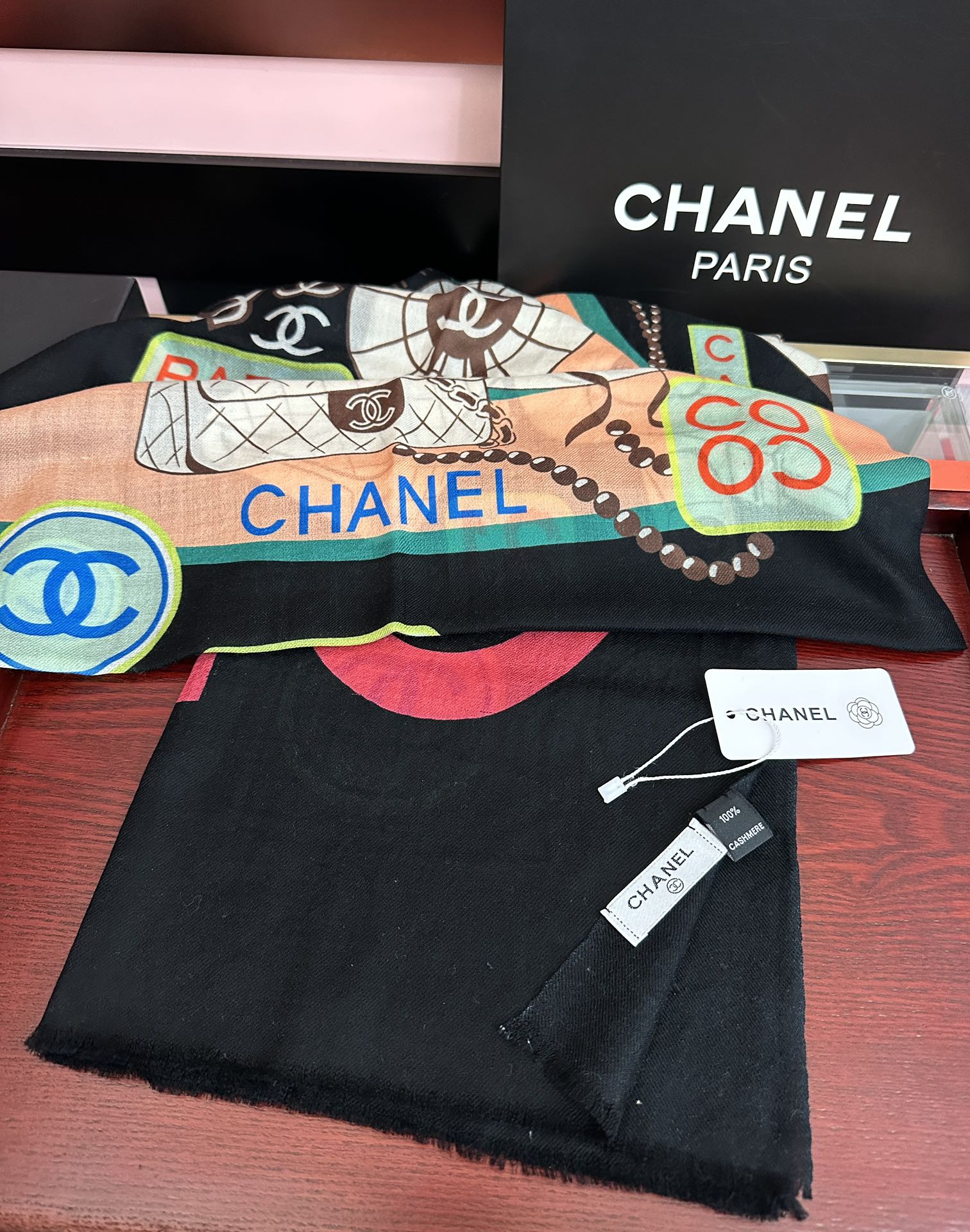 。新款 重磅推荐 小香2025 最新款 香奶奶顶级设计太美了，真心赞👍😘💍实物真心美 🎀披肩配以印花💓💃