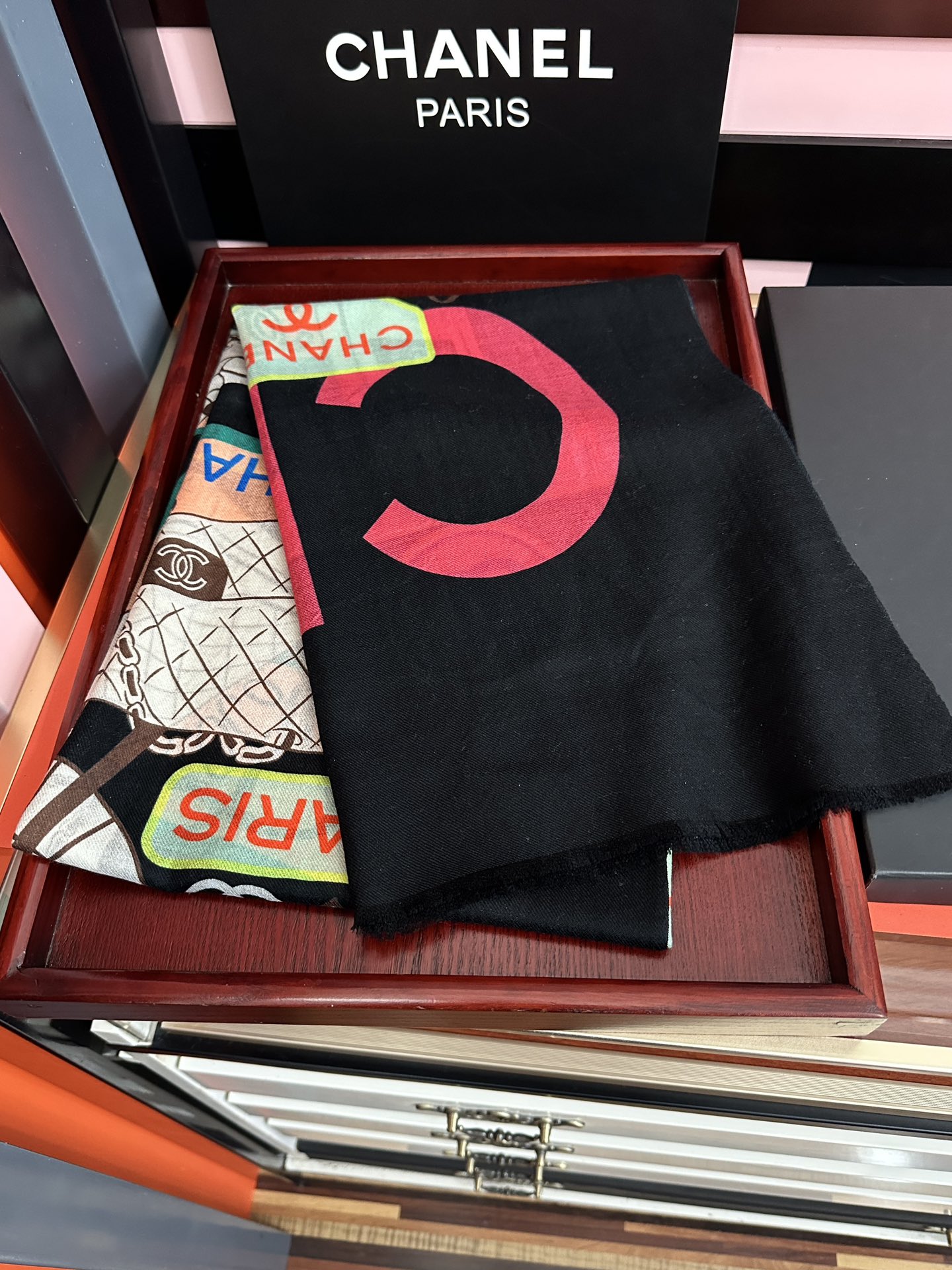 。新款 重磅推荐 小香2025 最新款 香奶奶顶级设计太美了，真心赞👍😘💍实物真心美 🎀披肩配以印花💓💃