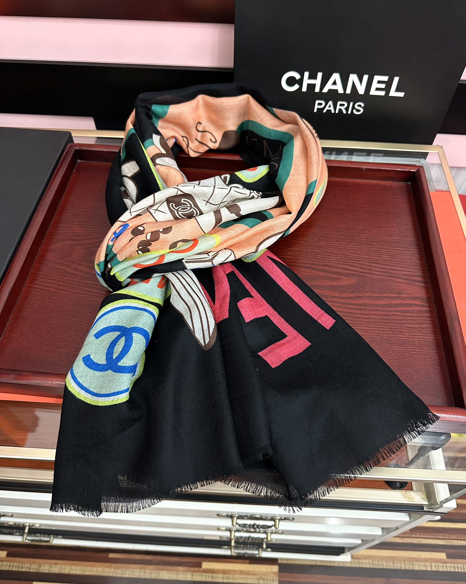 。新款 重磅推荐 小香2025 最新款 香奶奶顶级设计太美了，真心赞👍😘💍实物真心美 🎀披肩配以印花💓💃