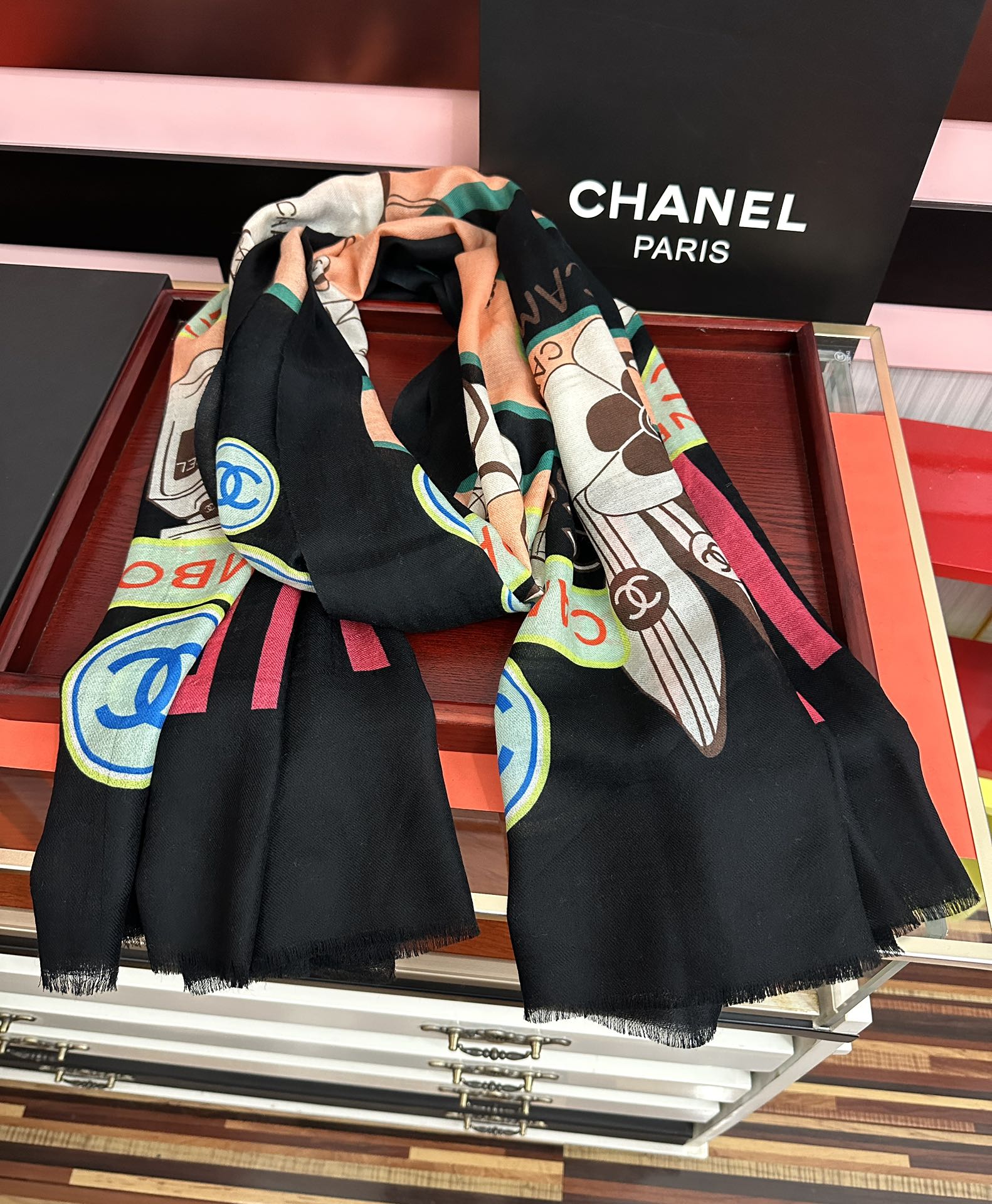 。新款 重磅推荐 小香2025 最新款 香奶奶顶级设计太美了，真心赞👍😘💍实物真心美 🎀披肩配以印花💓💃