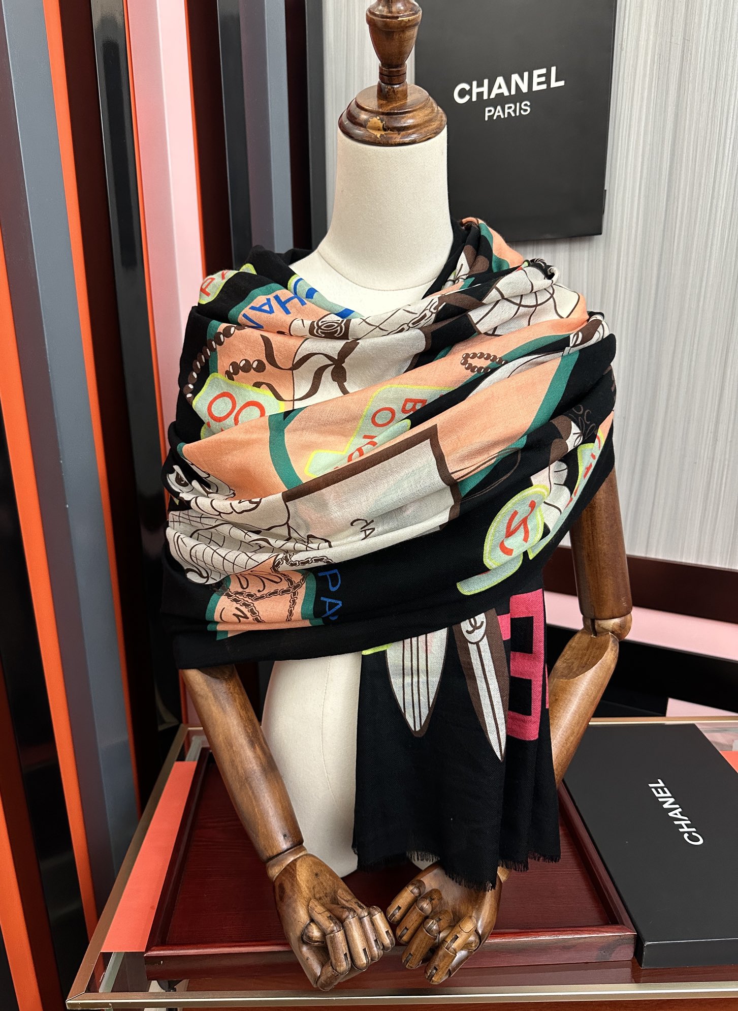 。新款 重磅推荐 小香2025 最新款 香奶奶顶级设计太美了，真心赞👍😘💍实物真心美 🎀披肩配以印花💓💃