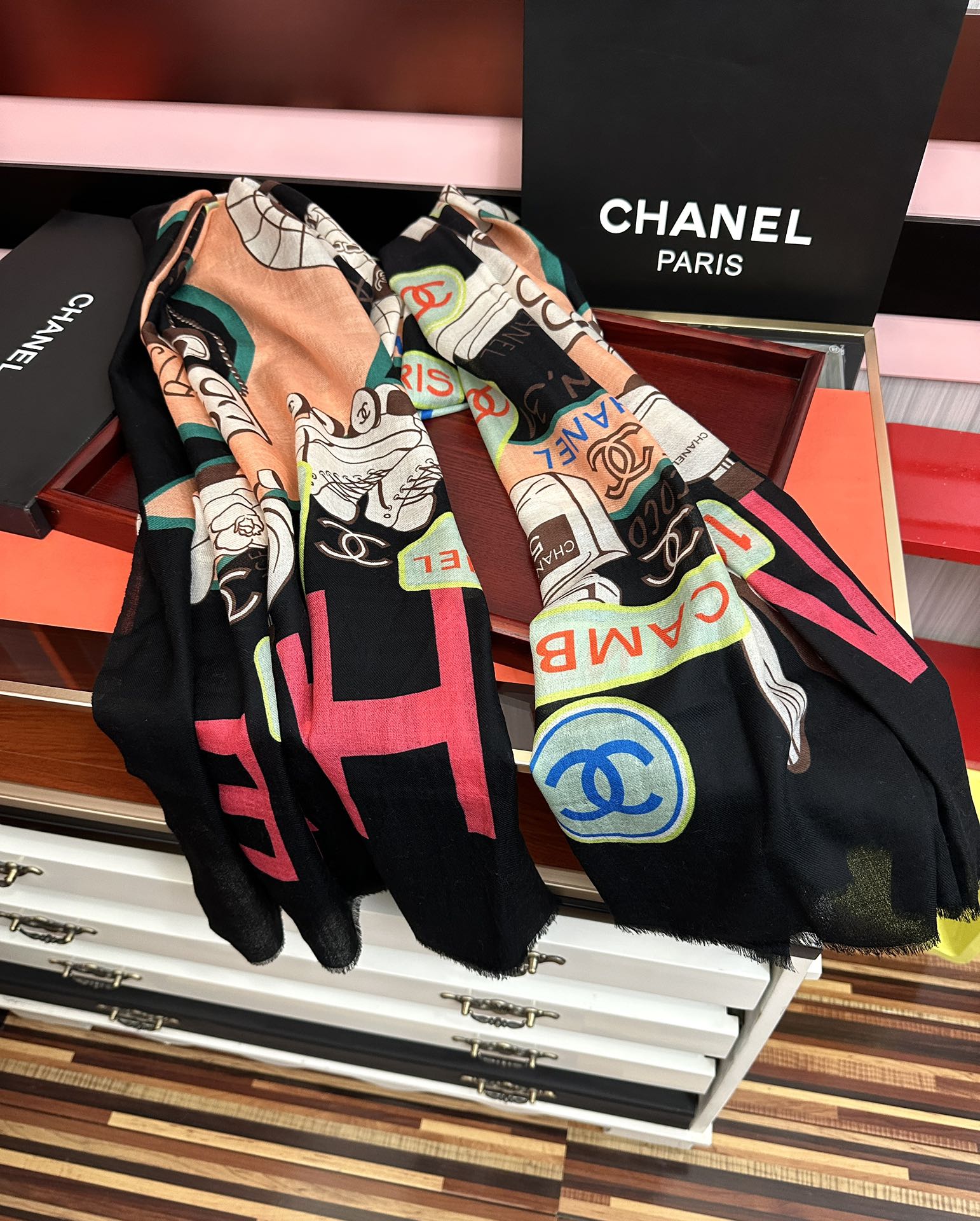 。新款 重磅推荐 小香2025 最新款 香奶奶顶级设计太美了，真心赞👍😘💍实物真心美 🎀披肩配以印花💓💃