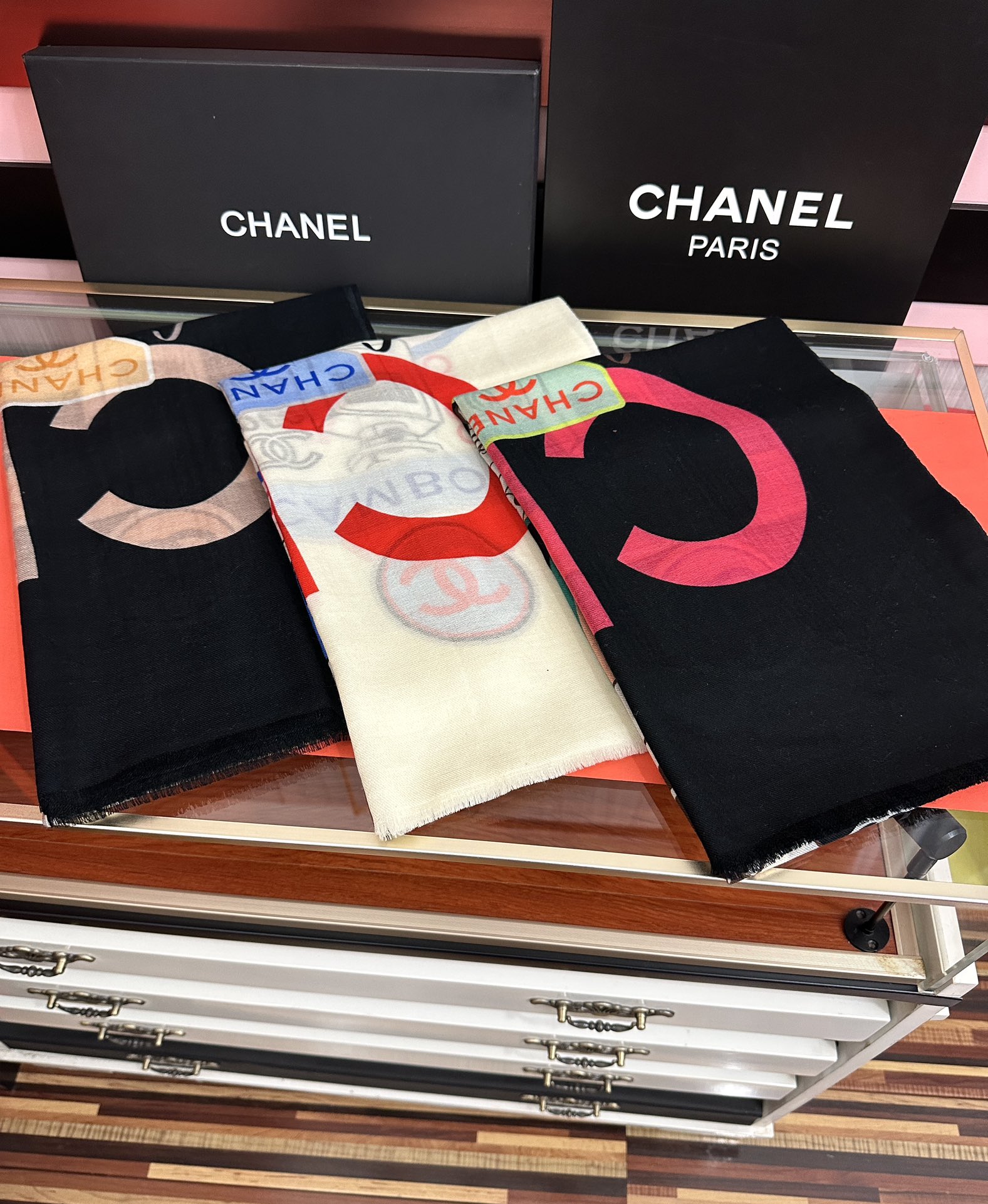 。新款 重磅推荐 小香2025 最新款 香奶奶顶级设计太美了，真心赞👍😘💍实物真心美 🎀披肩配以印花💓💃