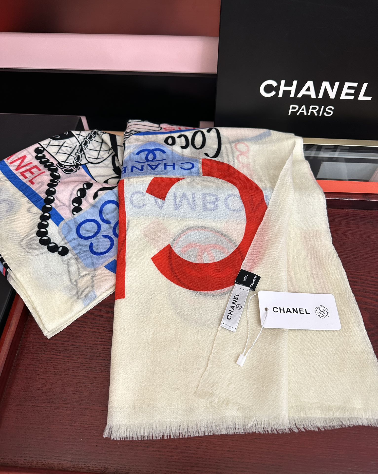 。新款 重磅推荐 小香2025 最新款 香奶奶顶级设计太美了，真心赞👍😘💍实物真心美 🎀披肩配以印花💓💃