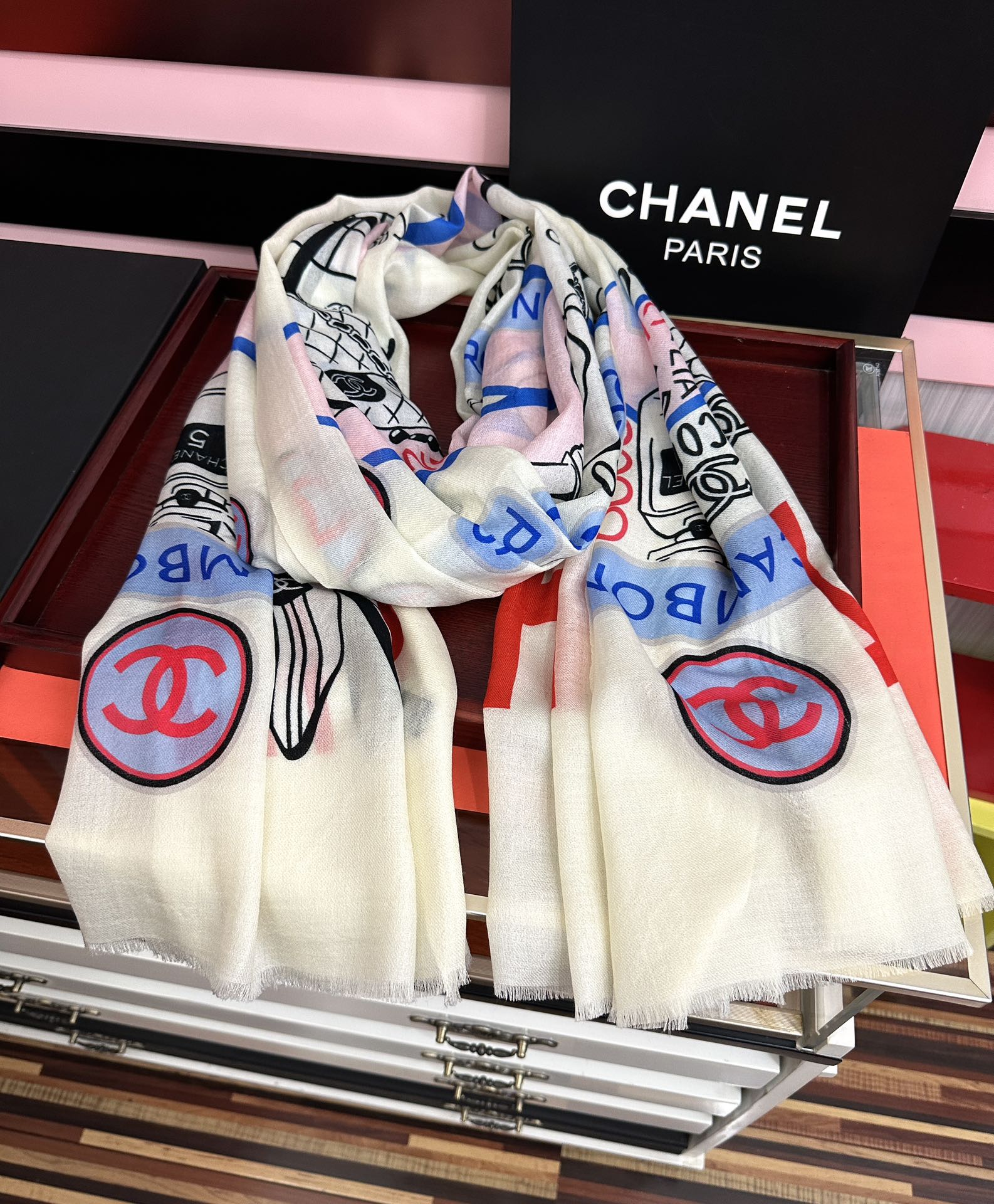 。新款 重磅推荐 小香2025 最新款 香奶奶顶级设计太美了，真心赞👍😘💍实物真心美 🎀披肩配以印花💓💃