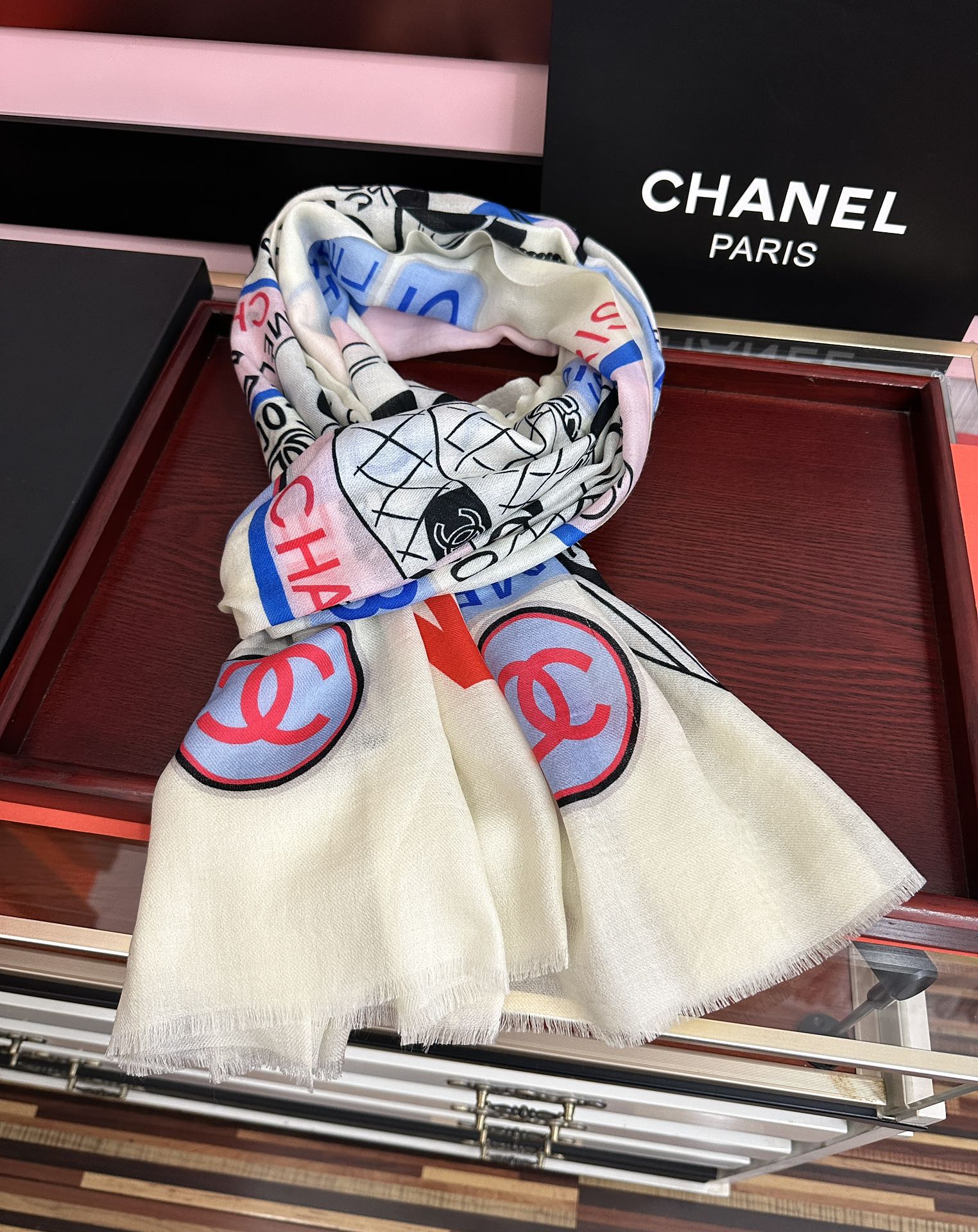 。新款 重磅推荐 小香2025 最新款 香奶奶顶级设计太美了，真心赞👍😘💍实物真心美 🎀披肩配以印花💓💃