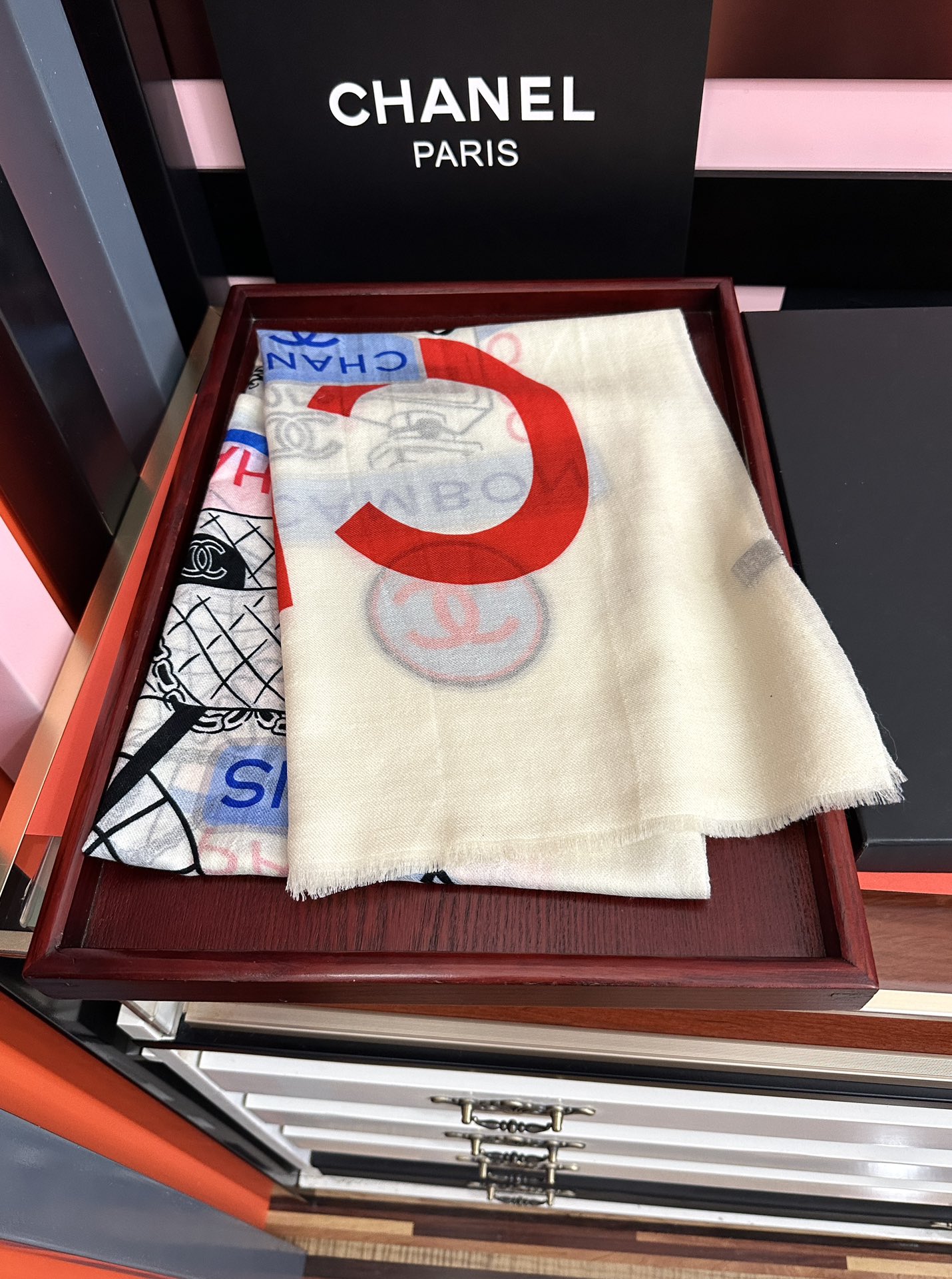 。新款 重磅推荐 小香2025 最新款 香奶奶顶级设计太美了，真心赞👍😘💍实物真心美 🎀披肩配以印花💓💃